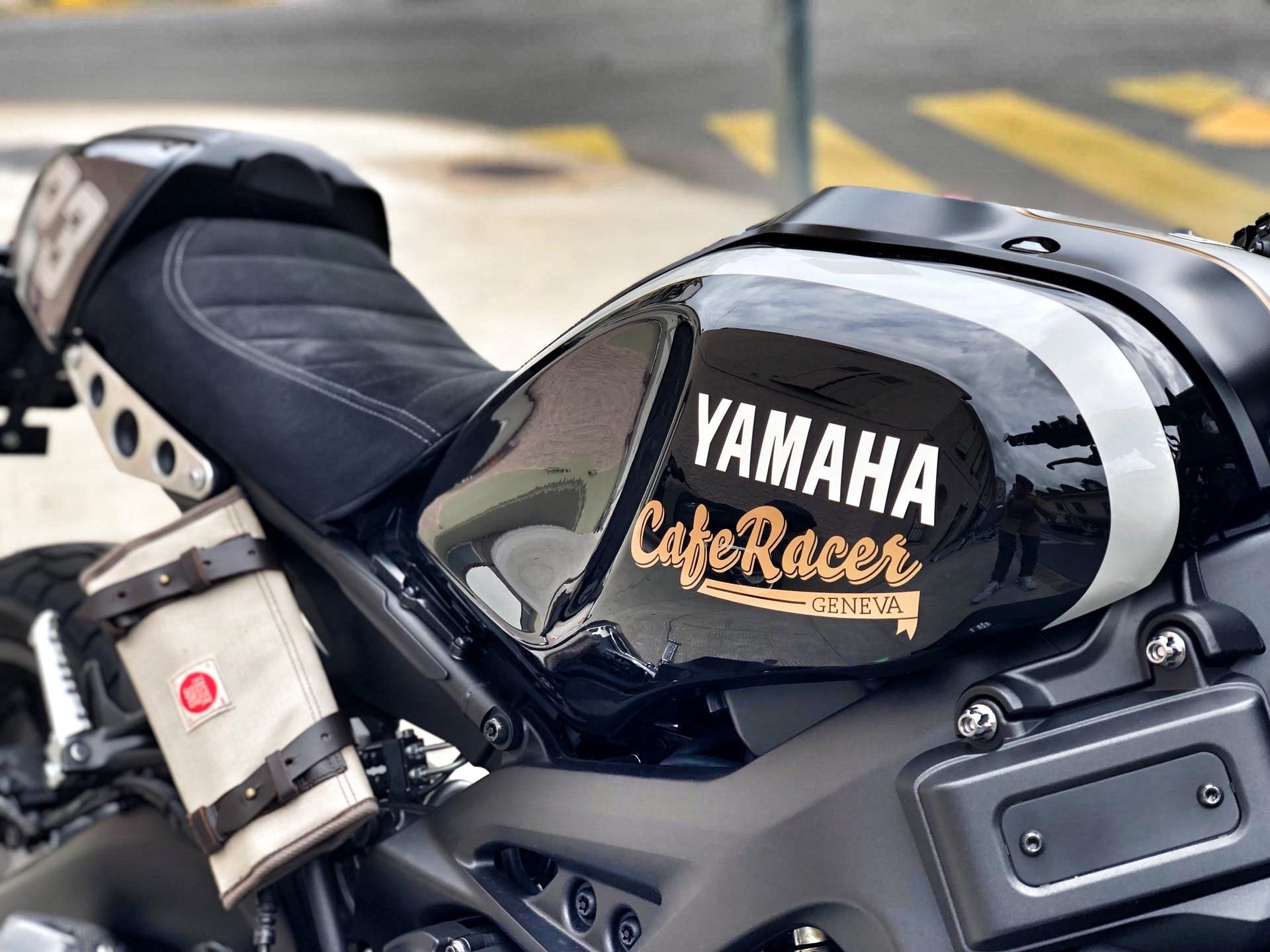 auto-collant sur rétroviseur de moto