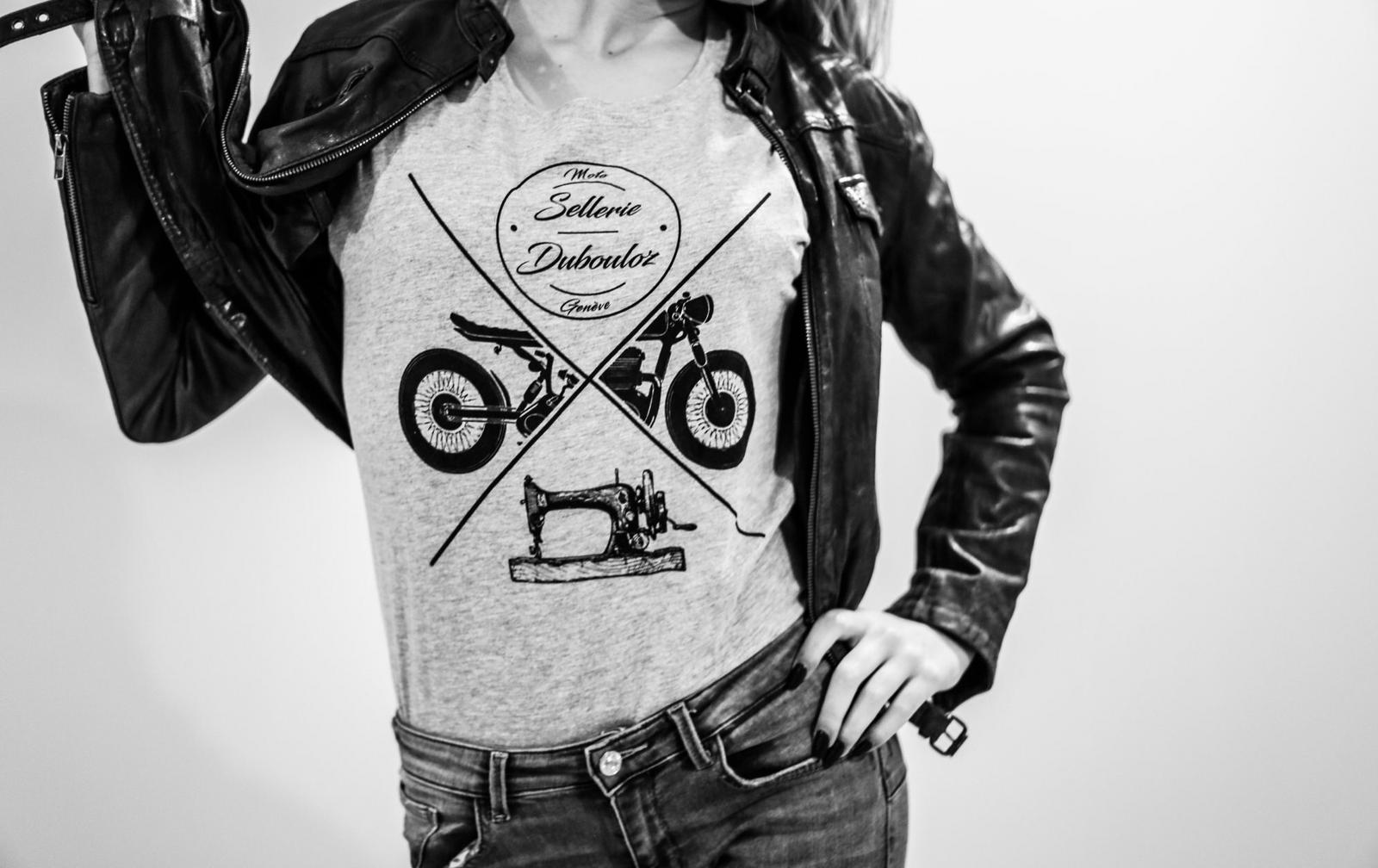 t-shirt avec logo sur modèle fille