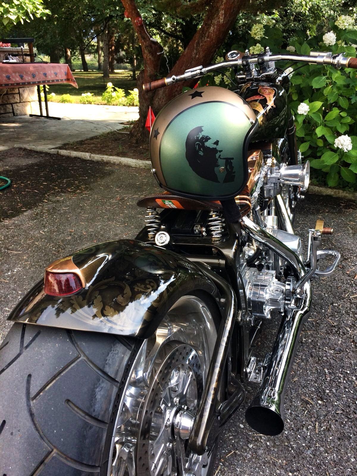 stickers sur grosse moto