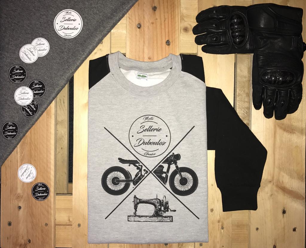 t-shirt plié sur parquet