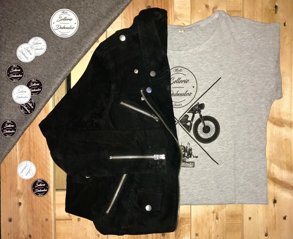 t-shirt et jaquette pliés