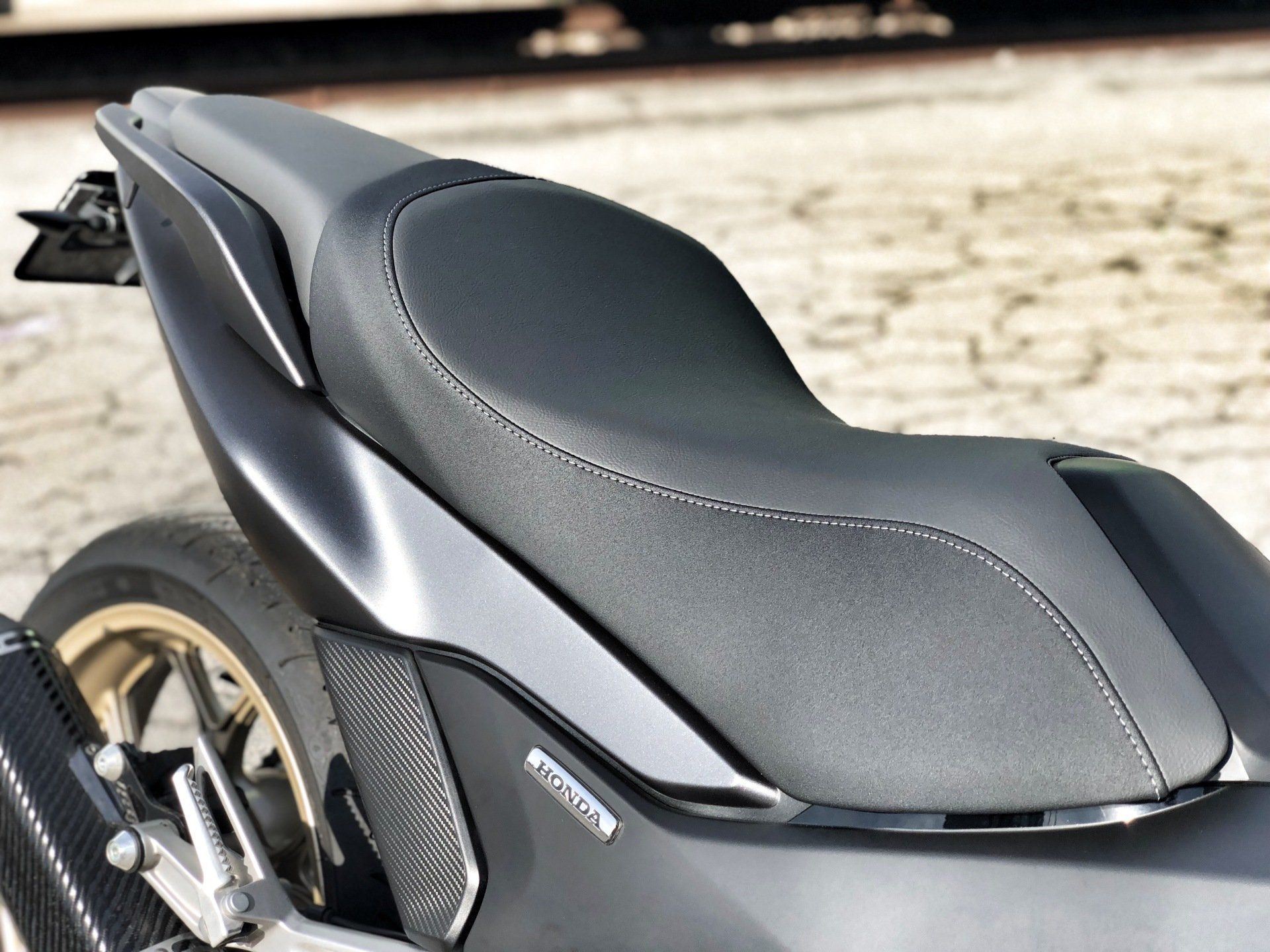 selle de scooter noir parqué