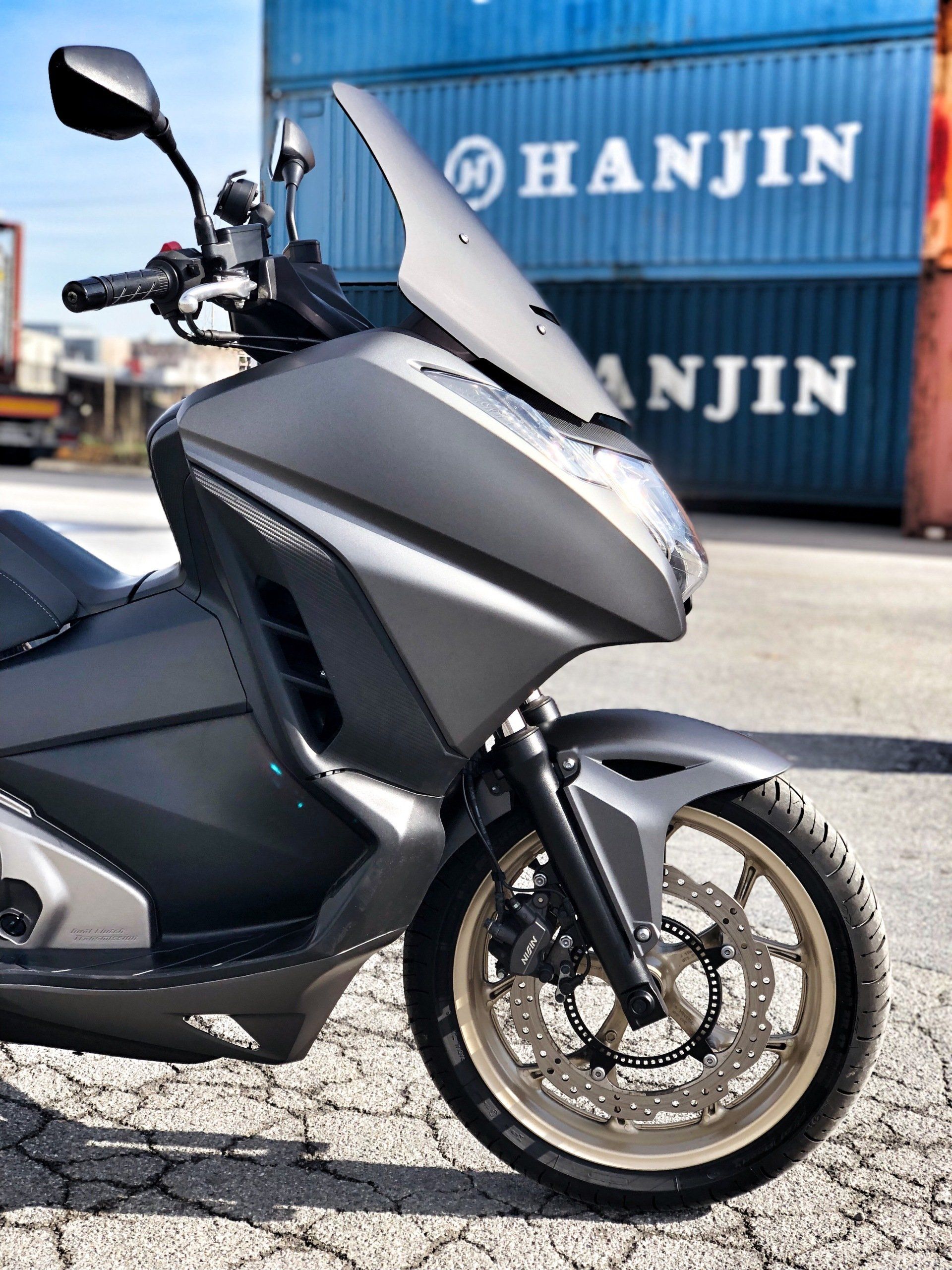 avant de scooter noir parqué