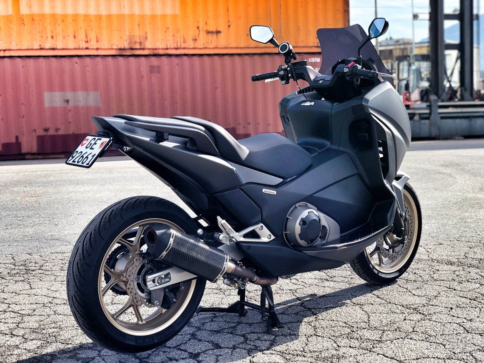 scooter noir parqué