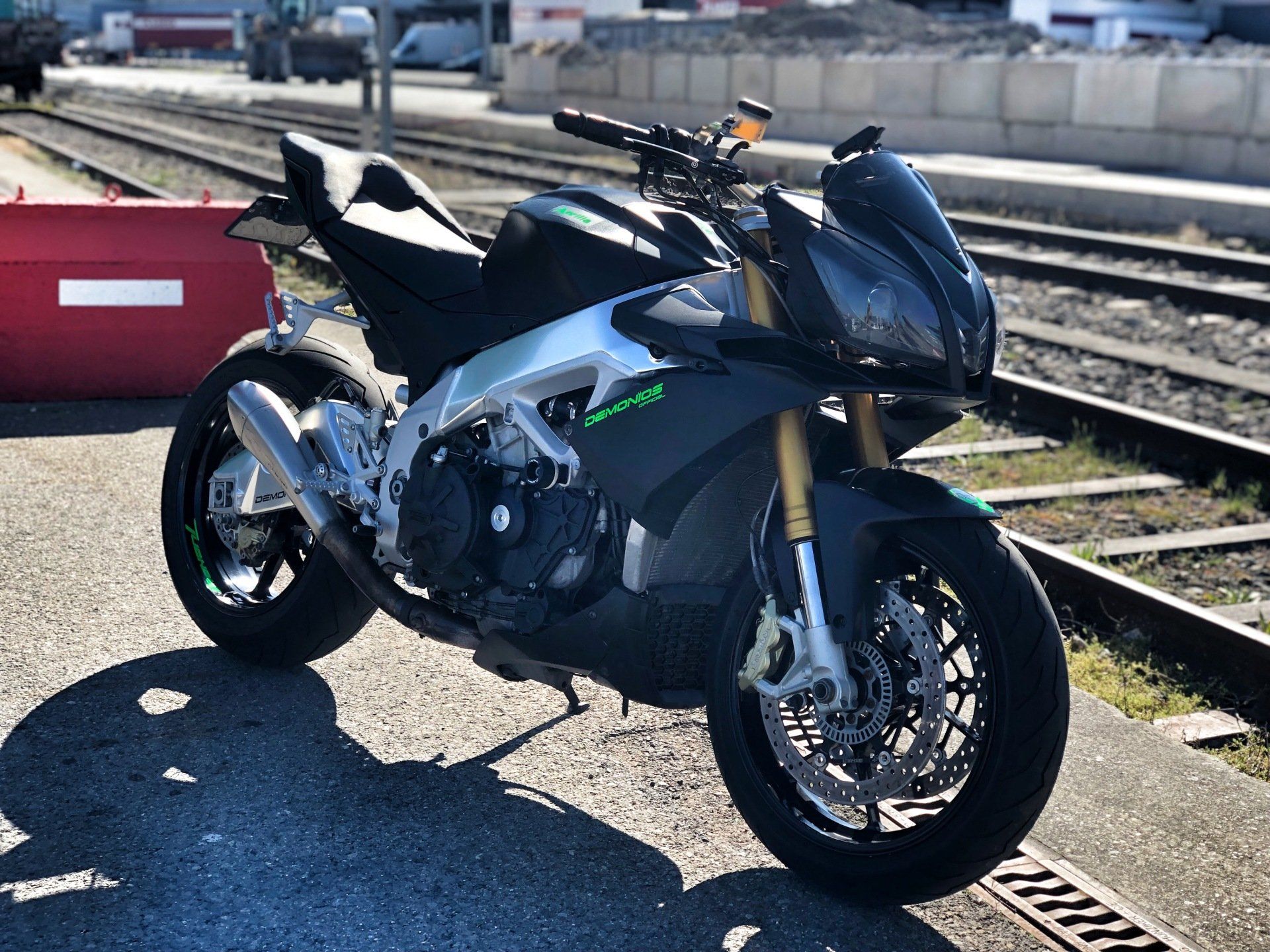 moto noire parquée en extérieur