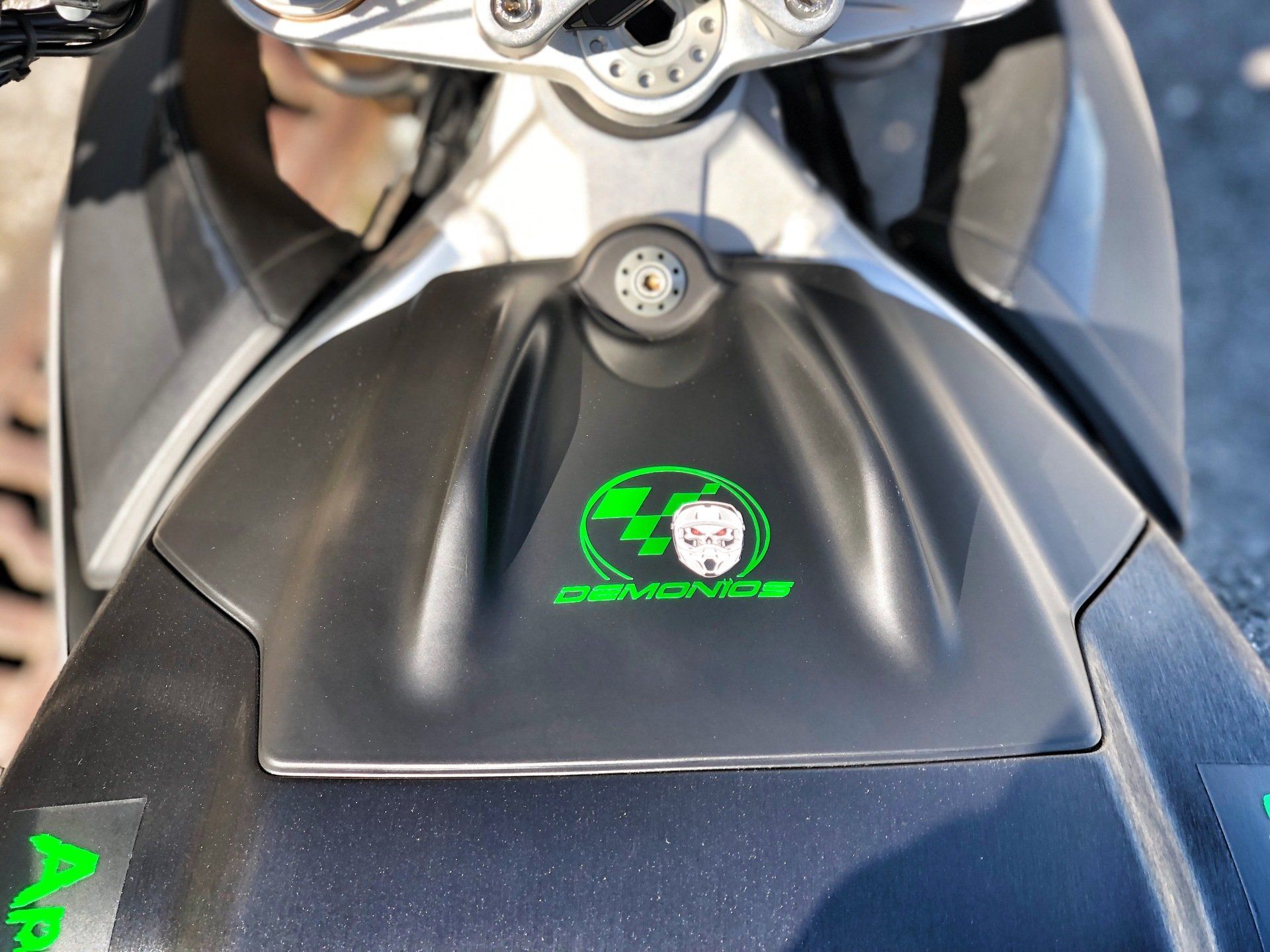 réservoir de moto vert 2