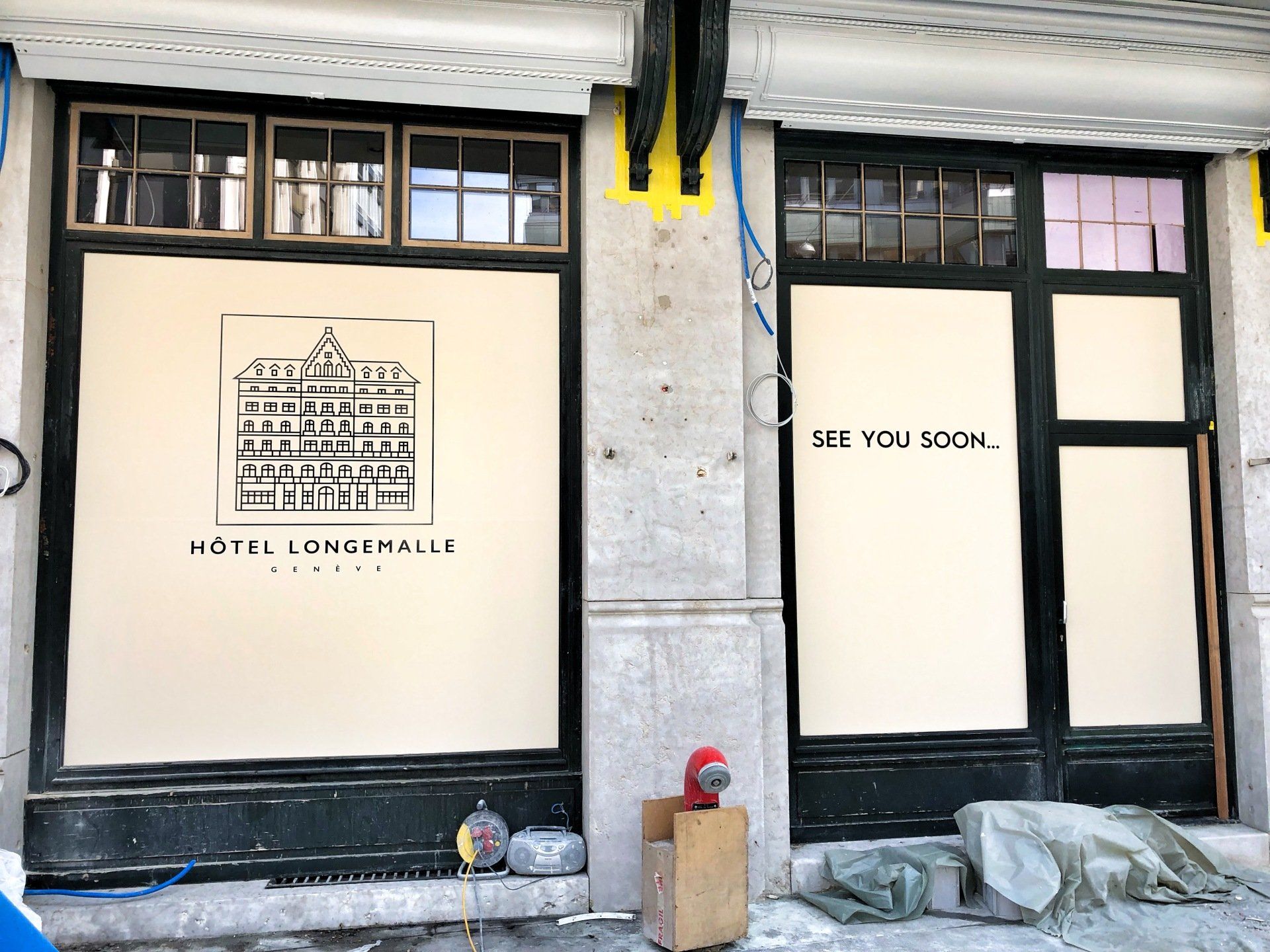 enseigne avec affichage sur vitres