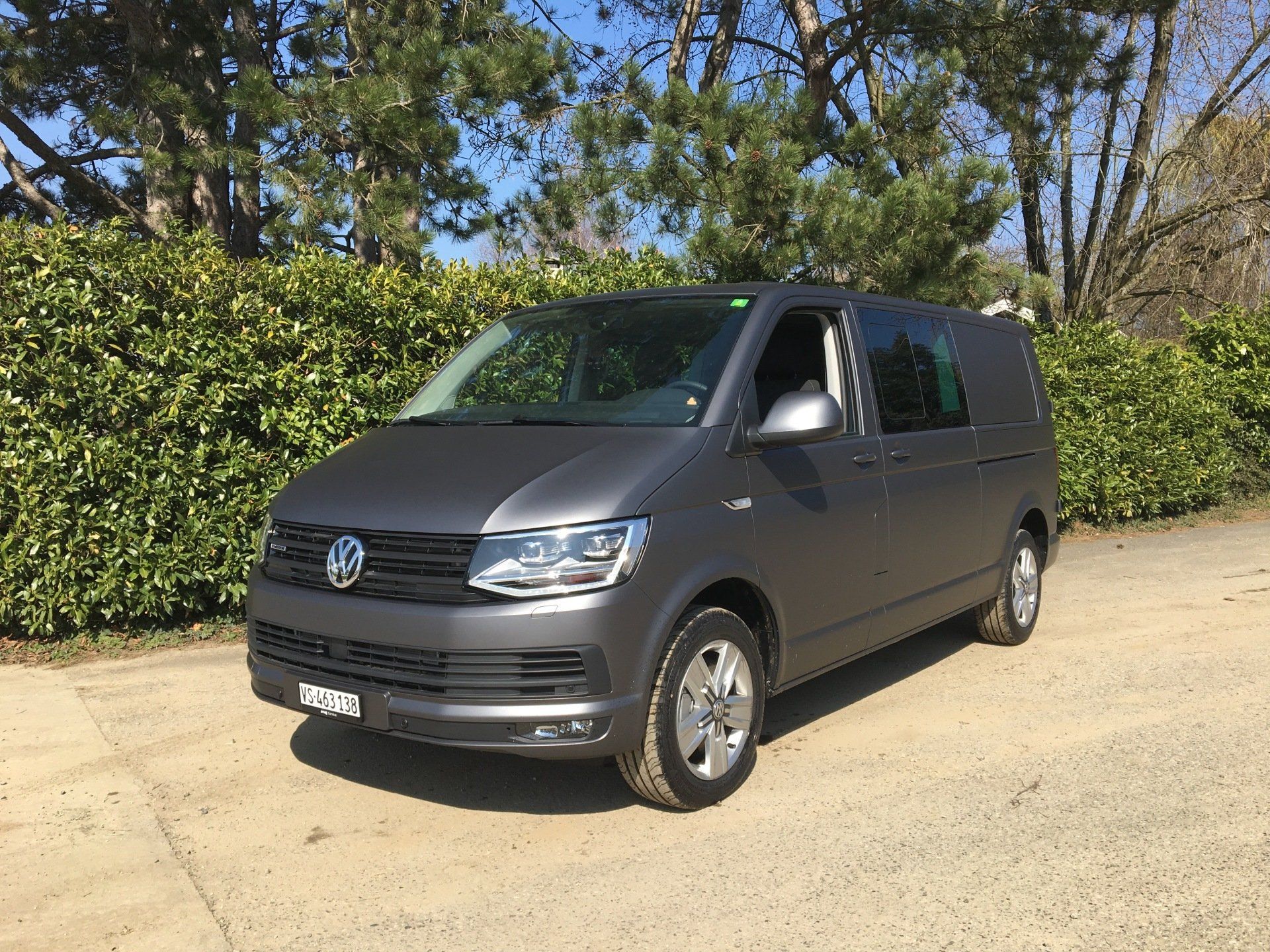 camionnette grise sur chemin de campagne