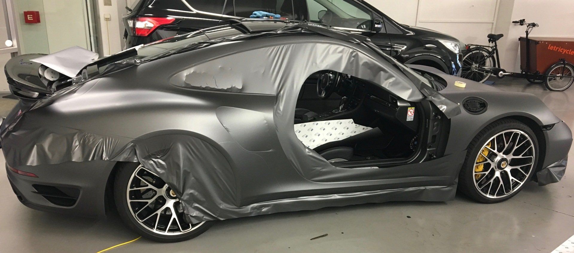 pose d'auto-collants sur une voiture de luxe