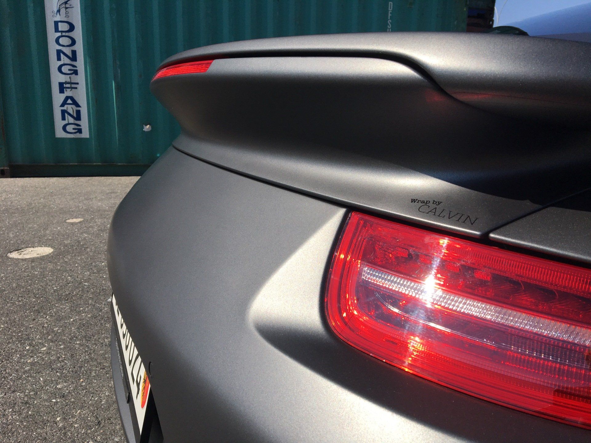 pose d'auto-collants sur spoilers de voiture