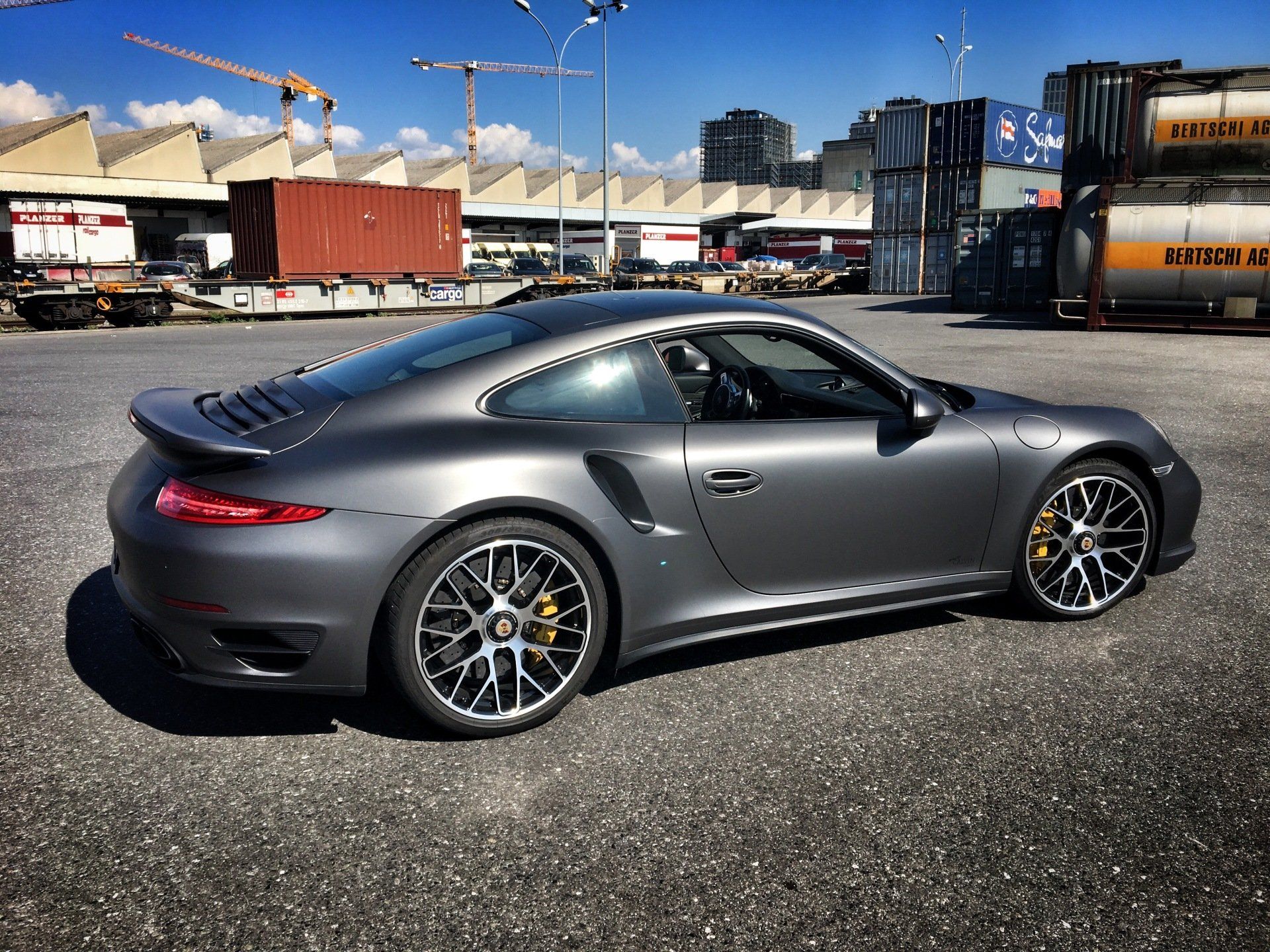 porsche sur place en goudron