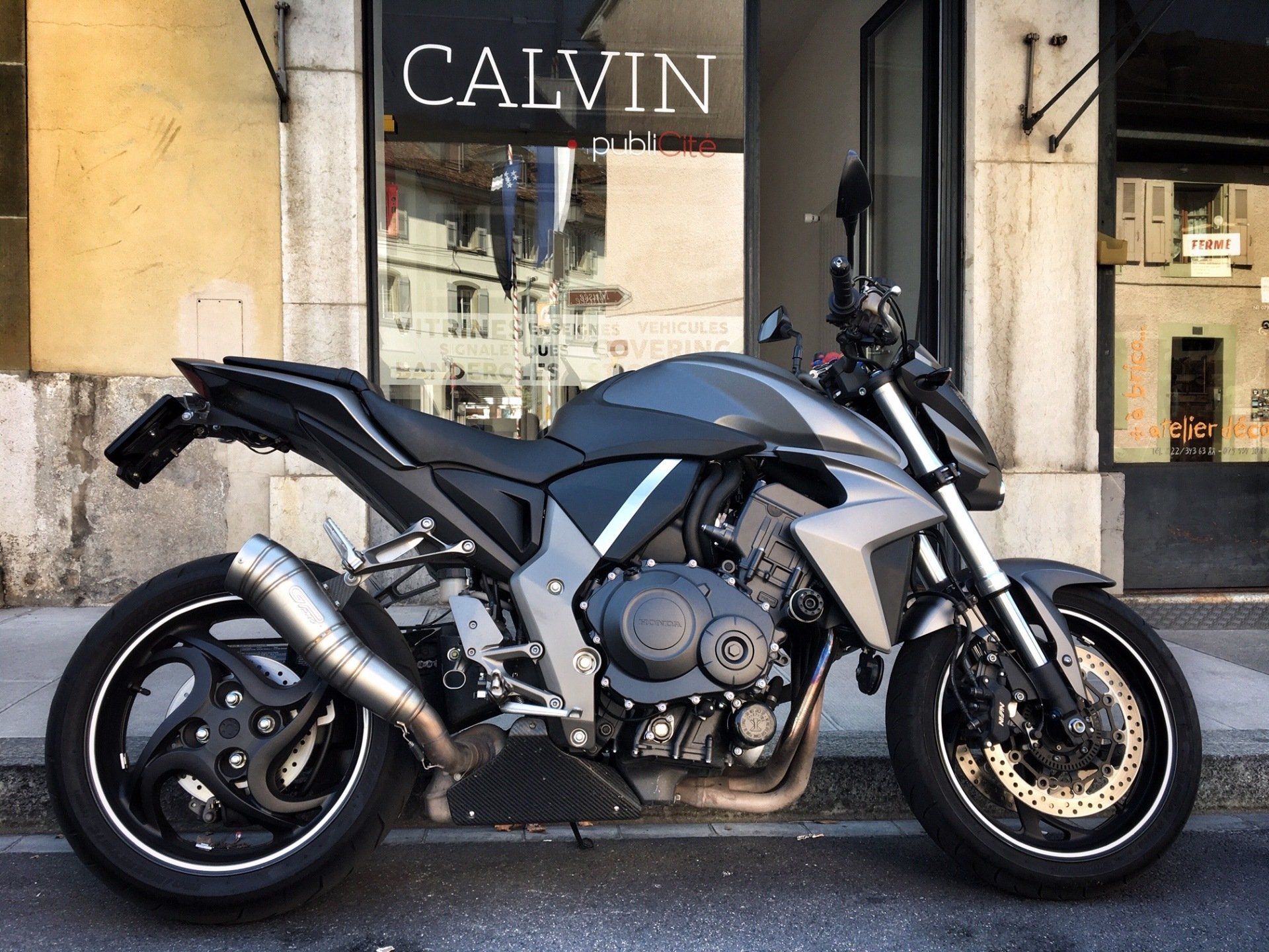 moto dans une rue de jour