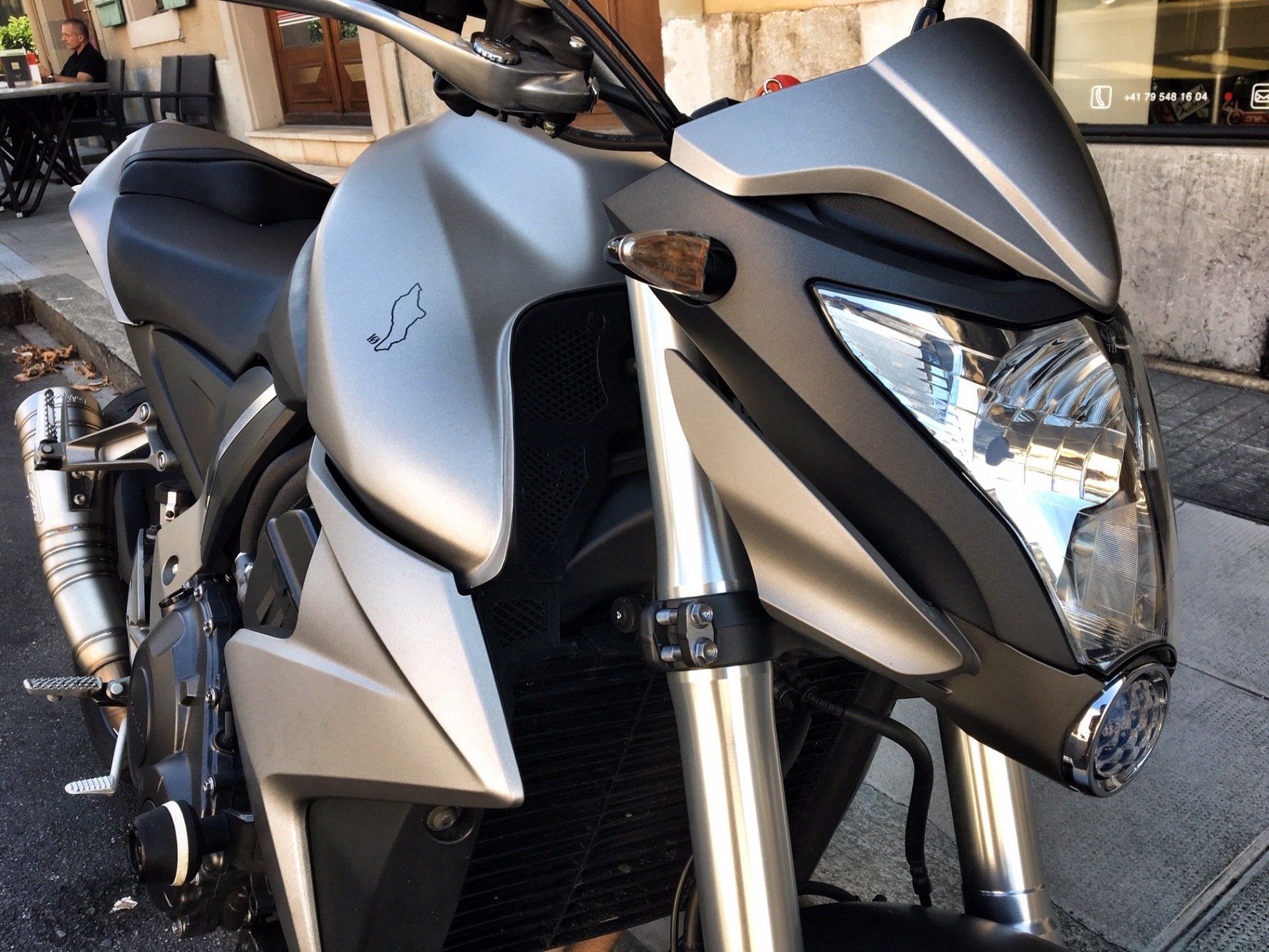 moto grise dans rue de jour