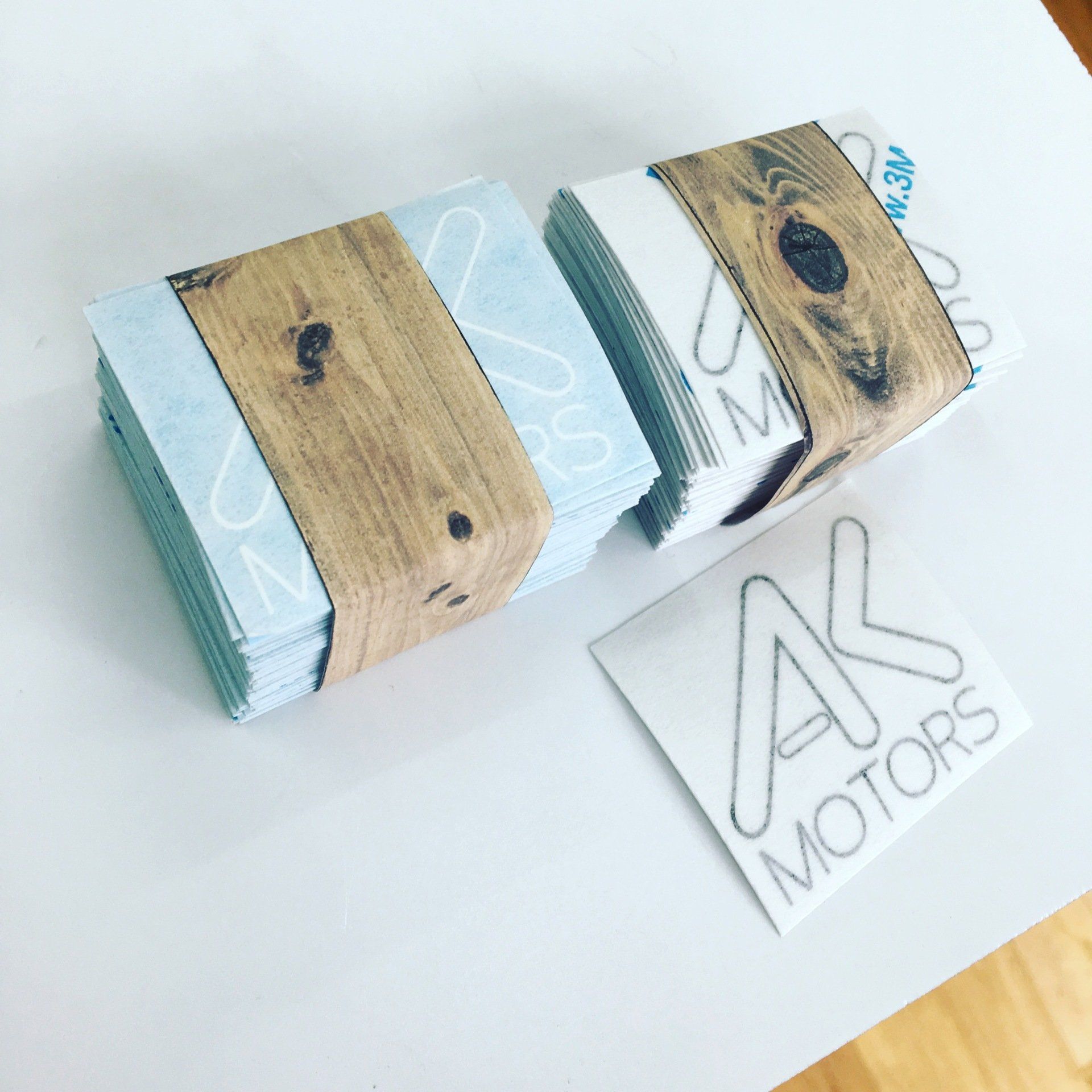 boites d'auto-collants sur une table