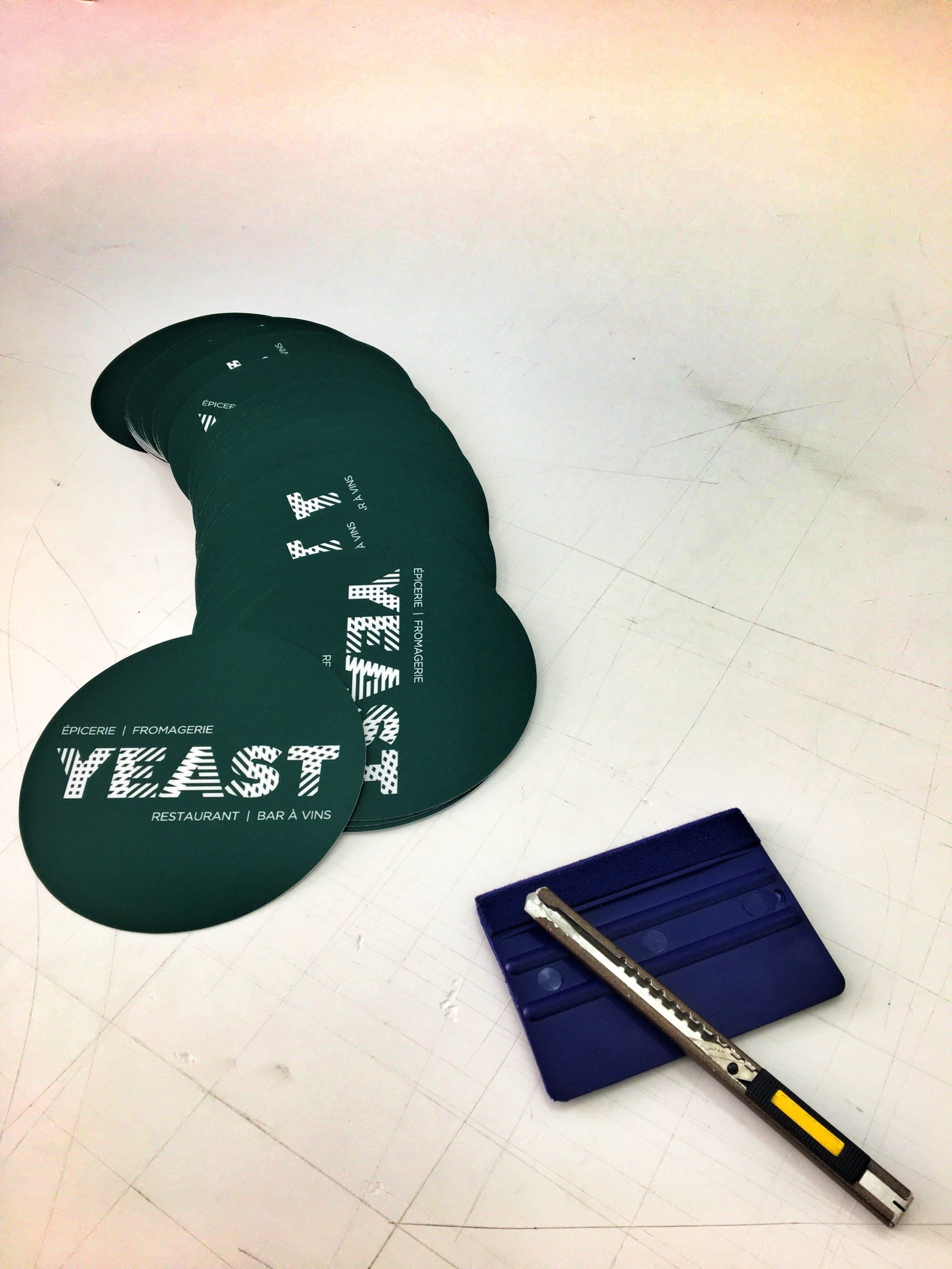 assortiment de stickers verts et bleus