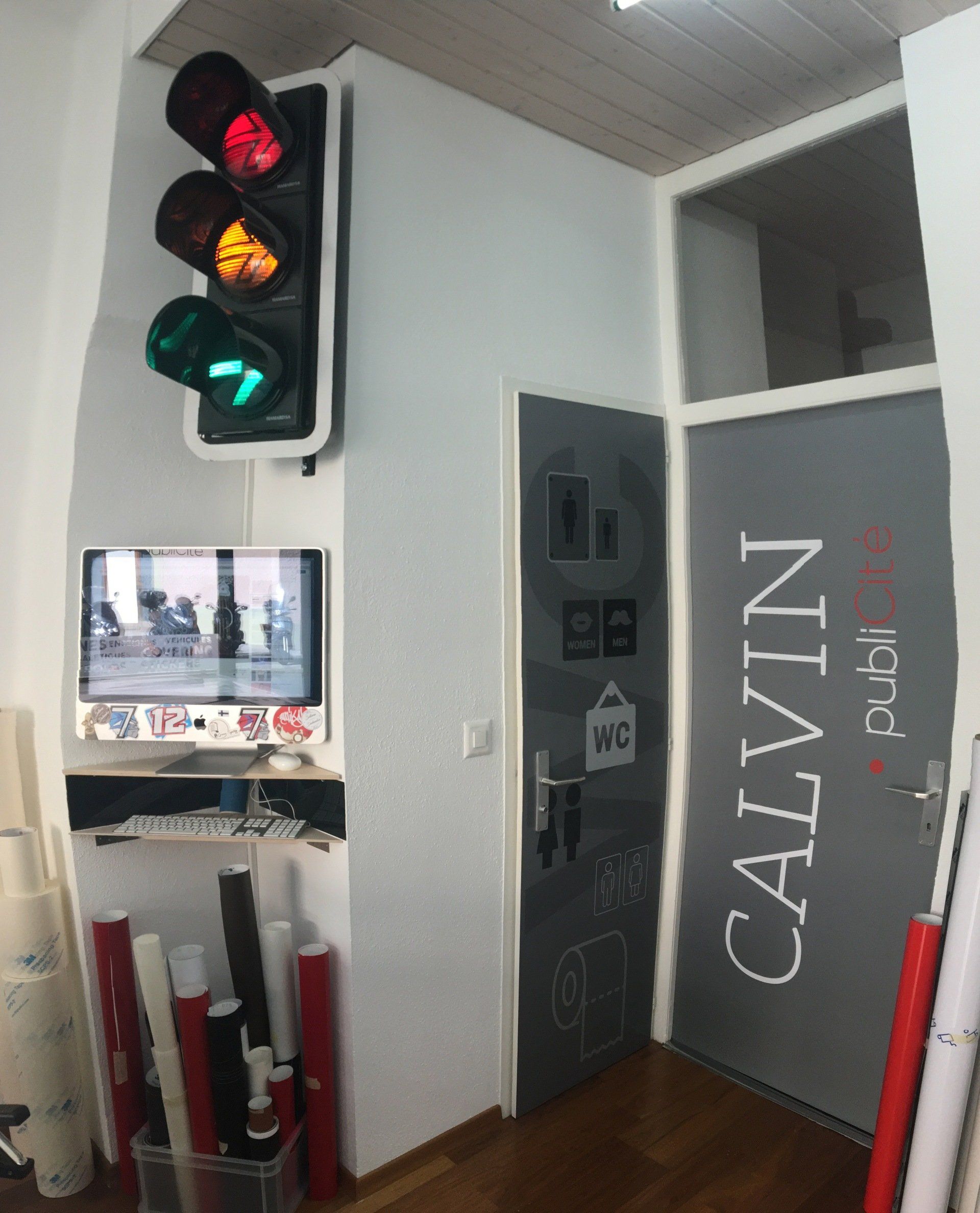 locaux de calvin avec feu de signalisation