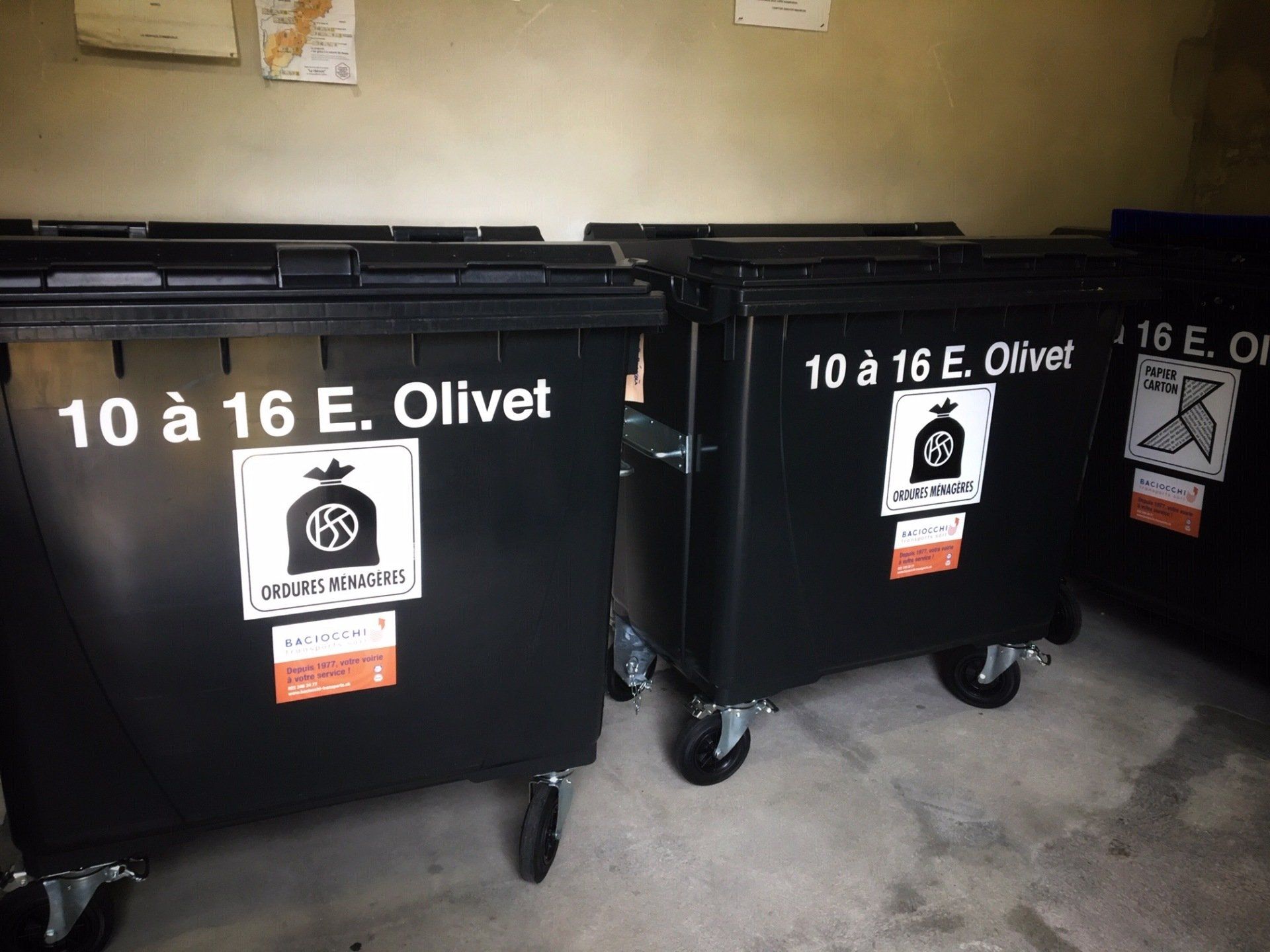 conteneurs poubelle noirs