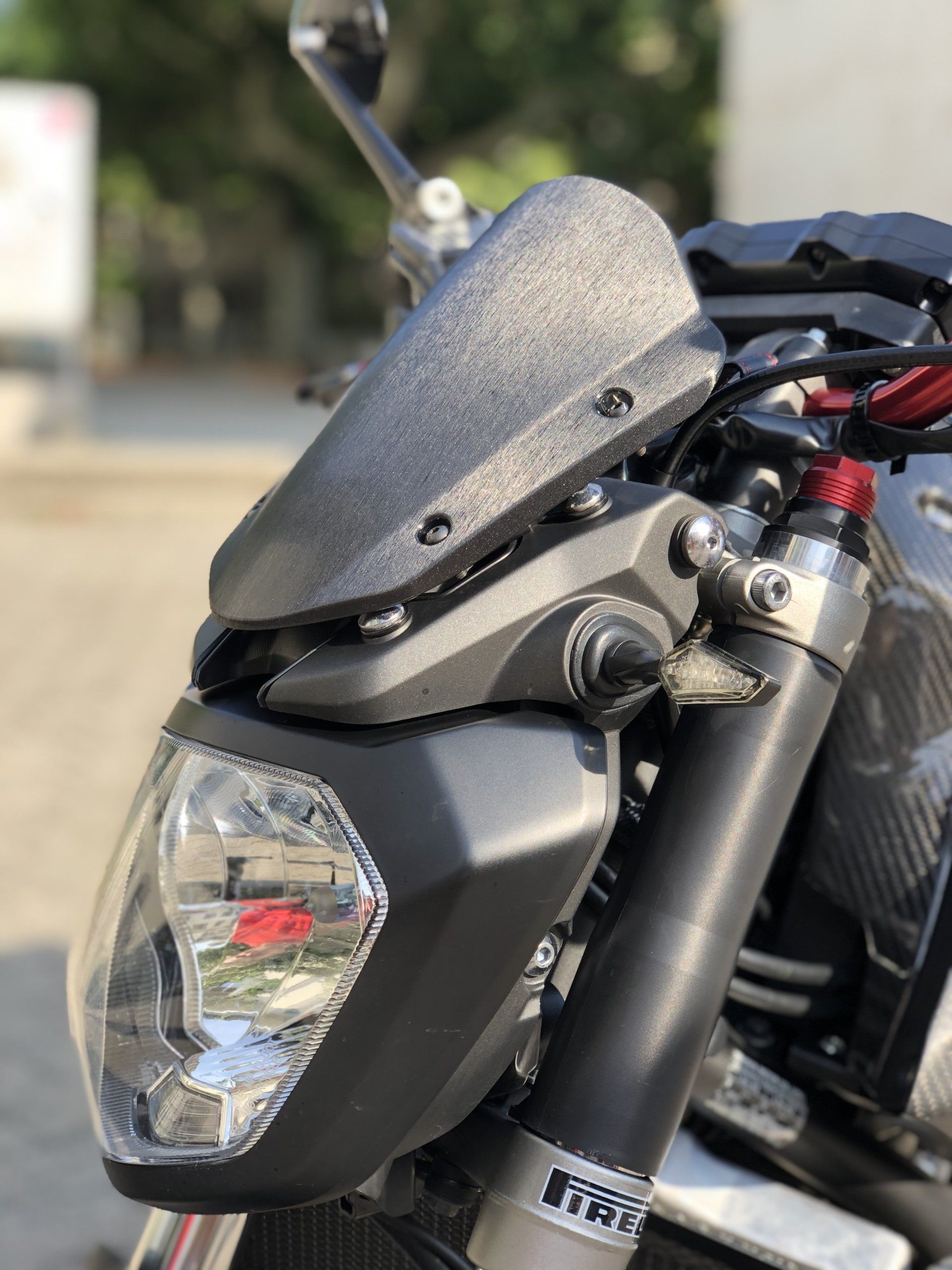 avant de moto noire parquée en extérieur