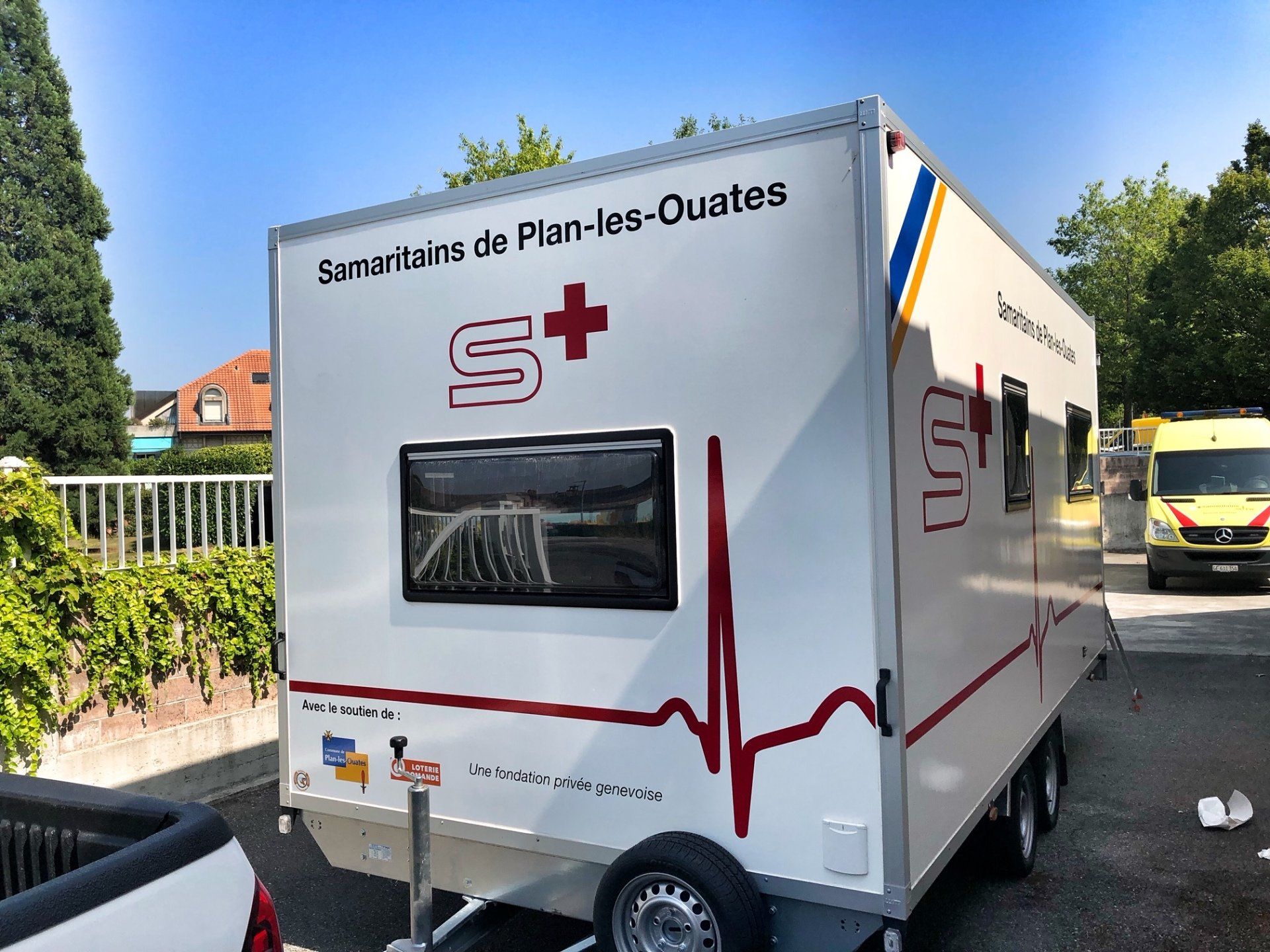 roulotte blanche avec sticker rouge 2