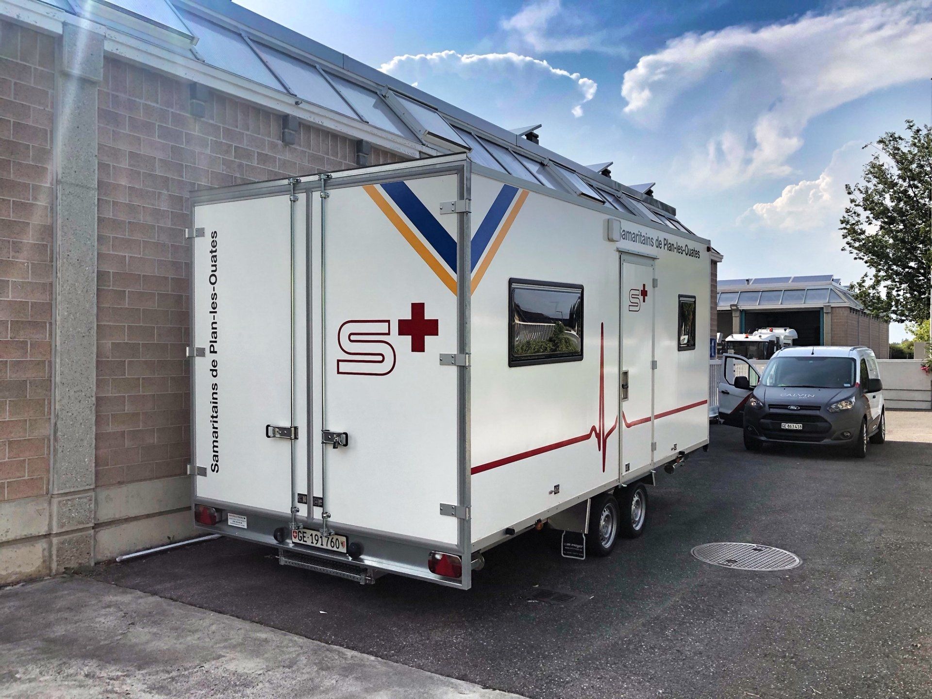 roulotte blanche avec sticker rouge 3