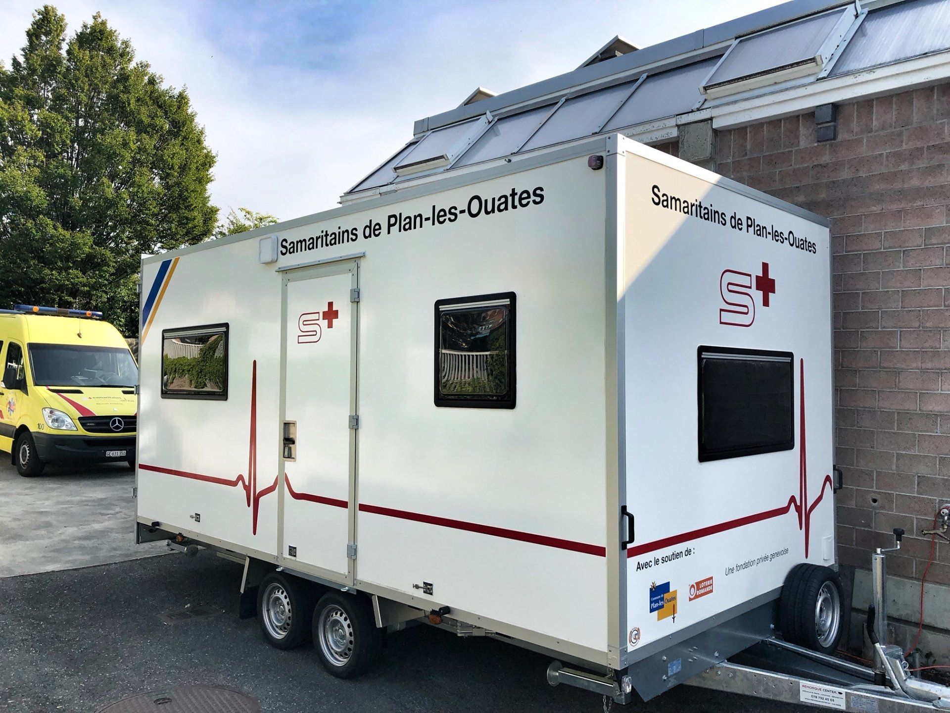 roulotte blanche avec sticker rouge