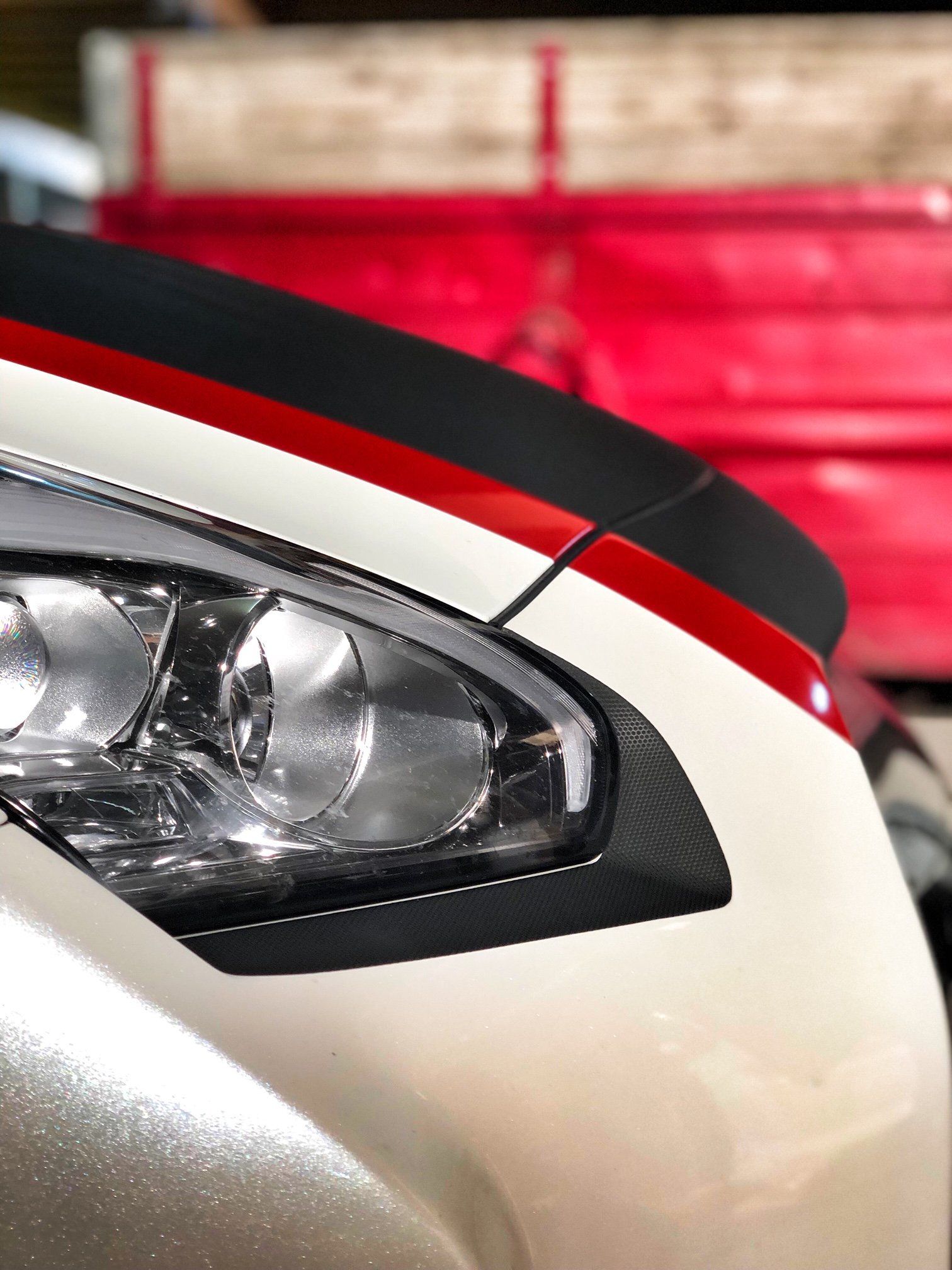 phare avant de voiture de luxe blanche dans garage