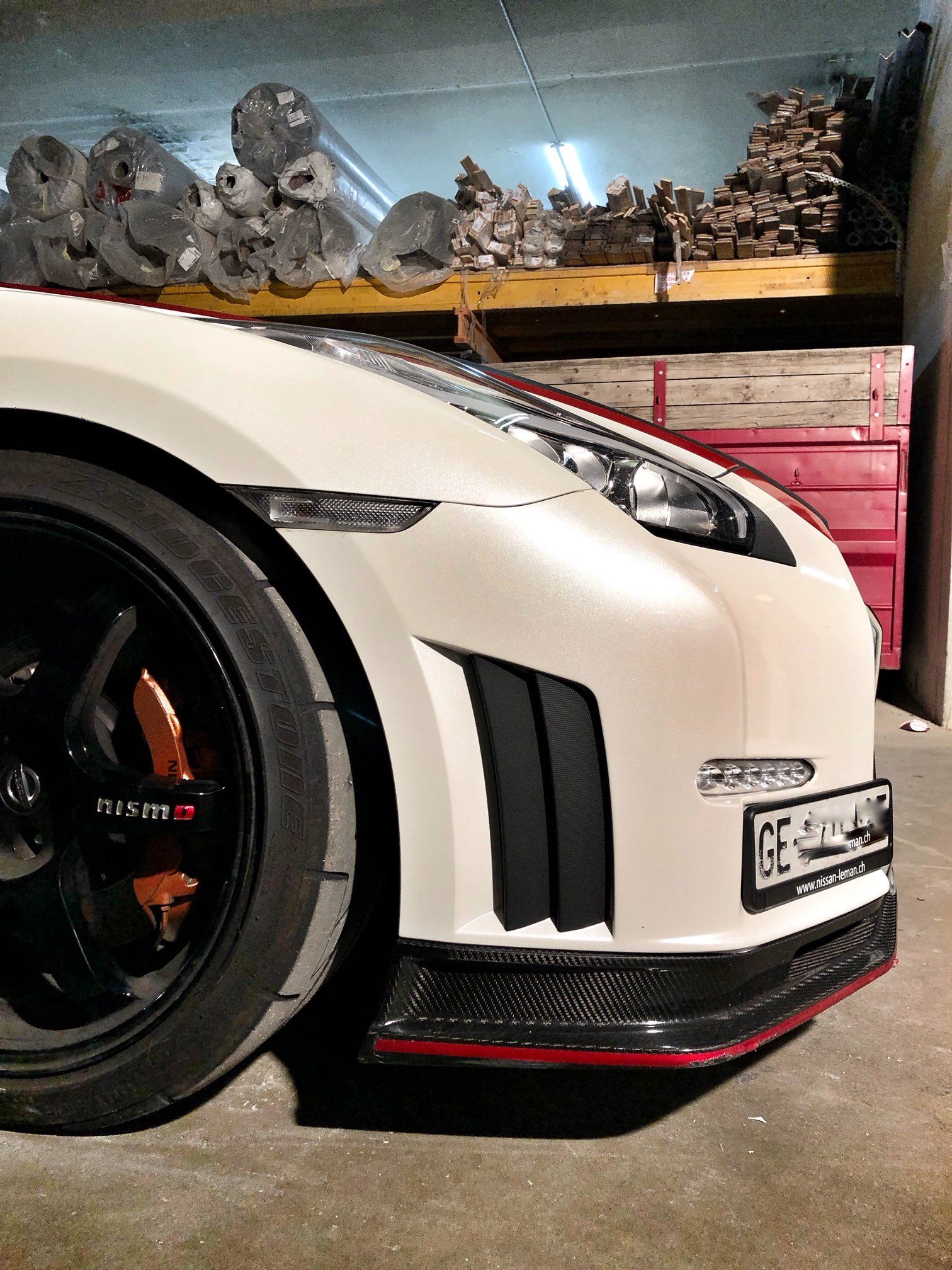 avant de voiture de luxe blanche