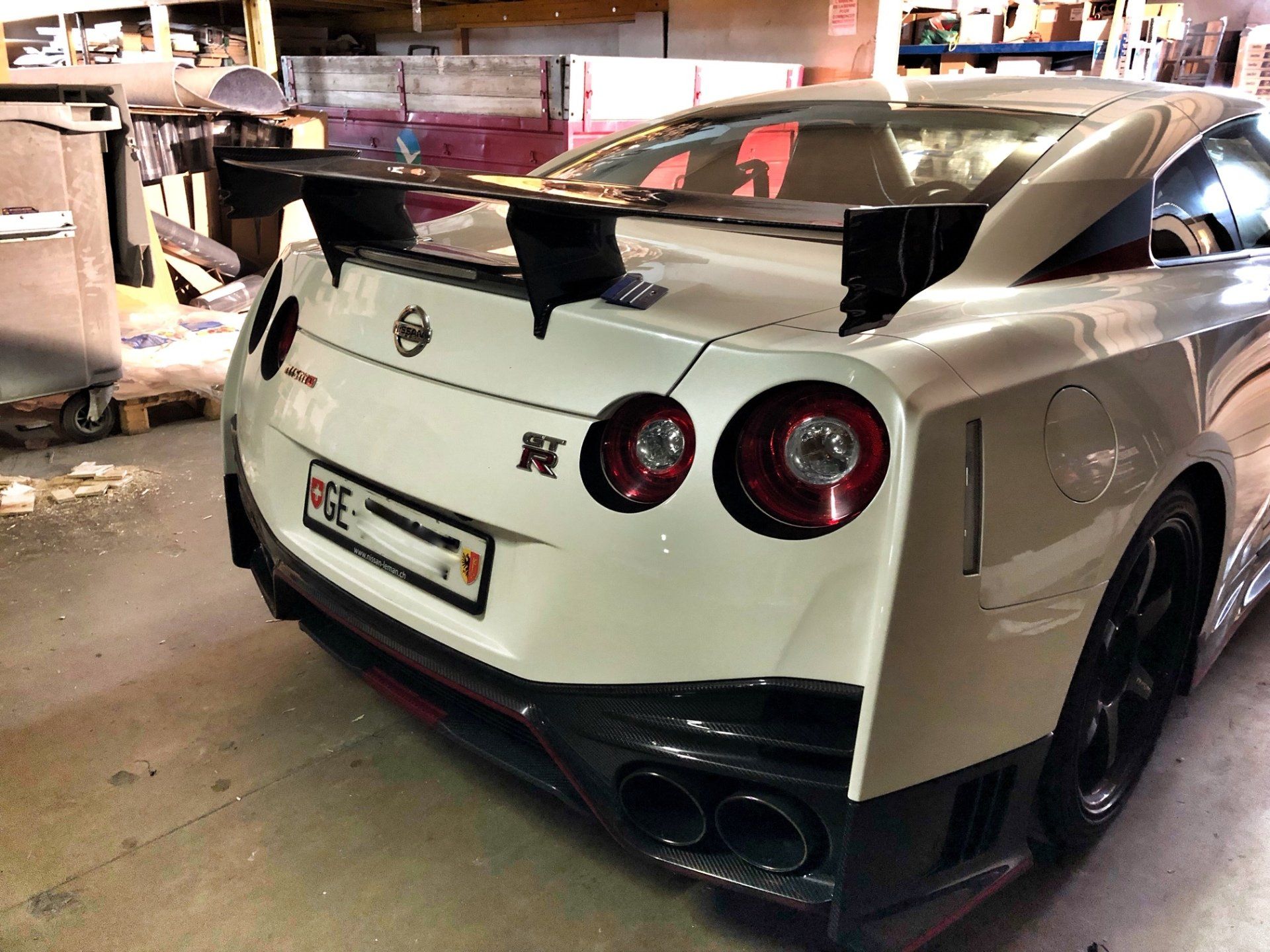 arrière de voiture de luxe blanche