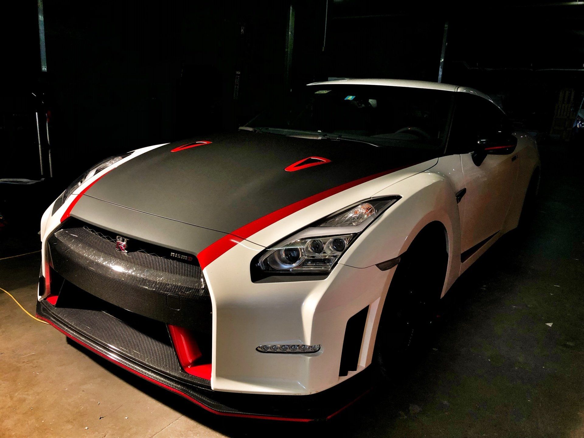 voiture de luxe blanche dans garage