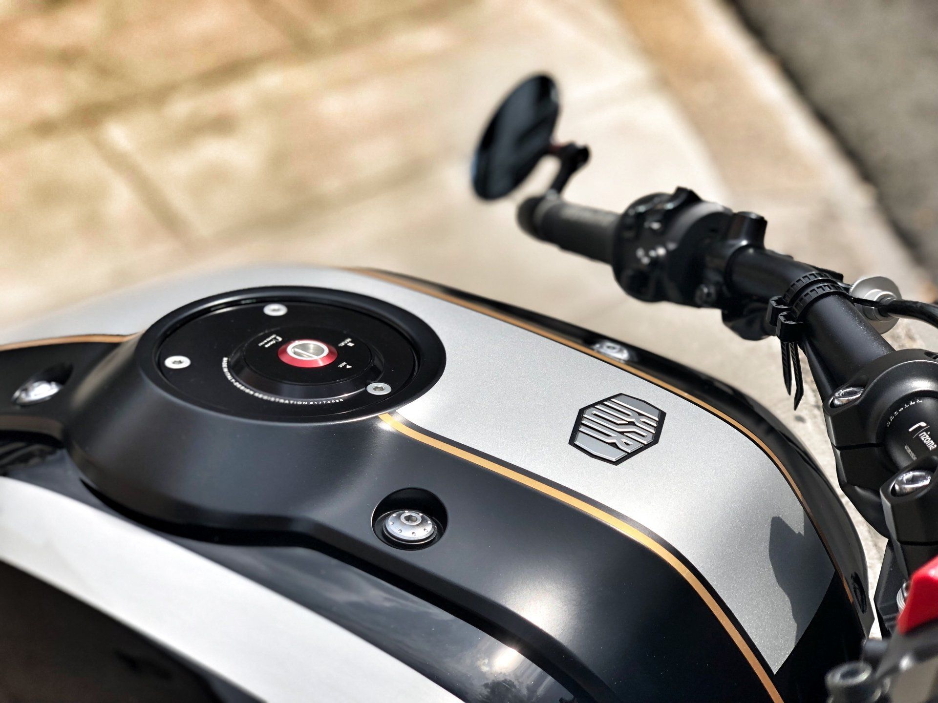 réservoir de moto grise