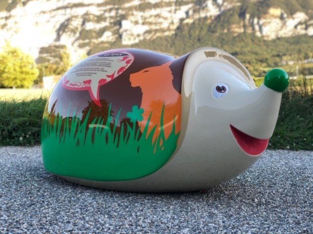 statue de hérisson peinte en brun