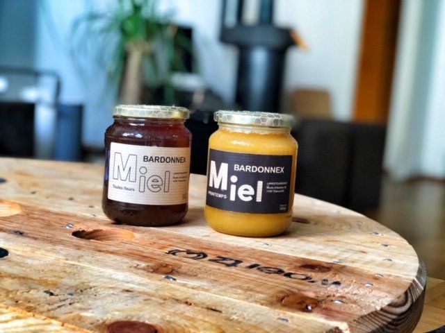 pots de miel avec étiquetage design