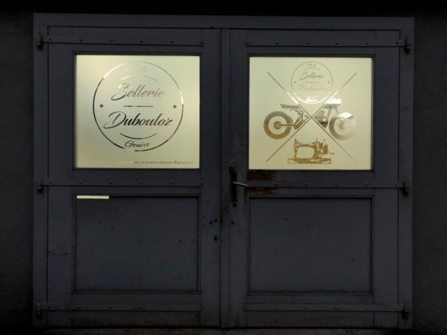 vitrine sur portes à double battants