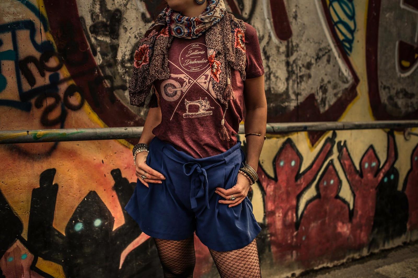 modèle dans rue avec tags