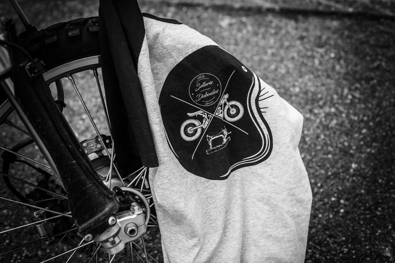 t-shirt avec logo sur une roue de vélo