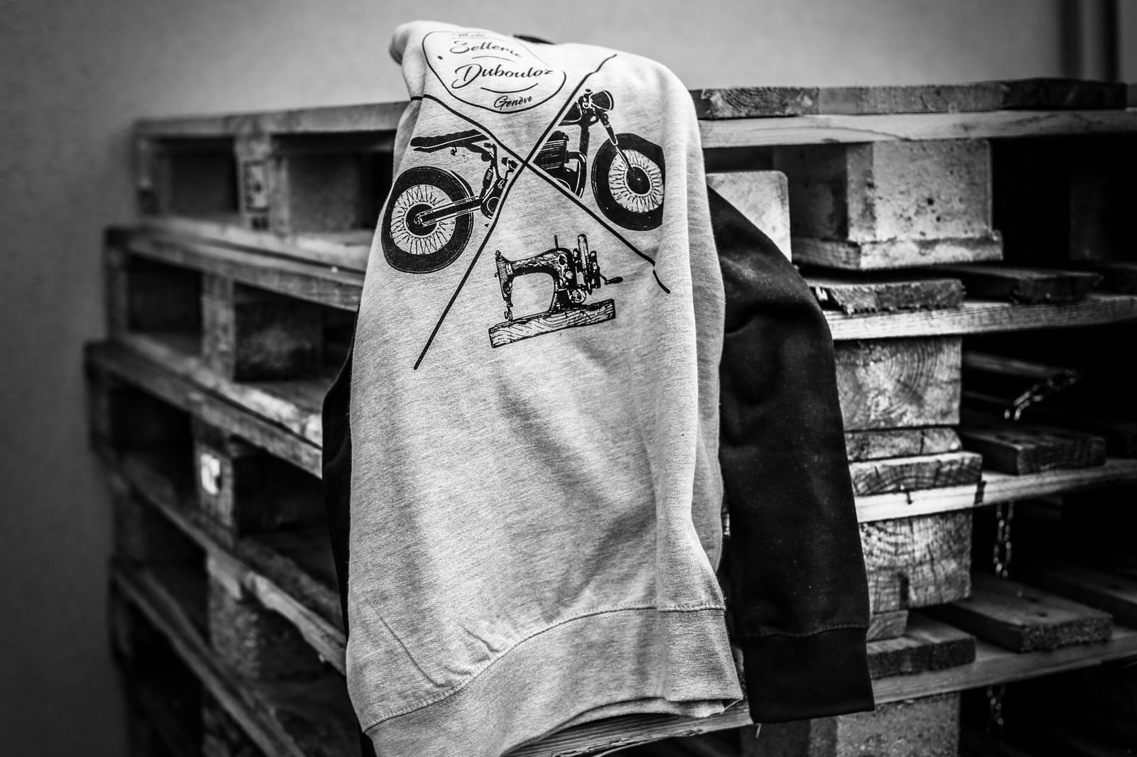 logo imprimé sur pull en noir et blanc
