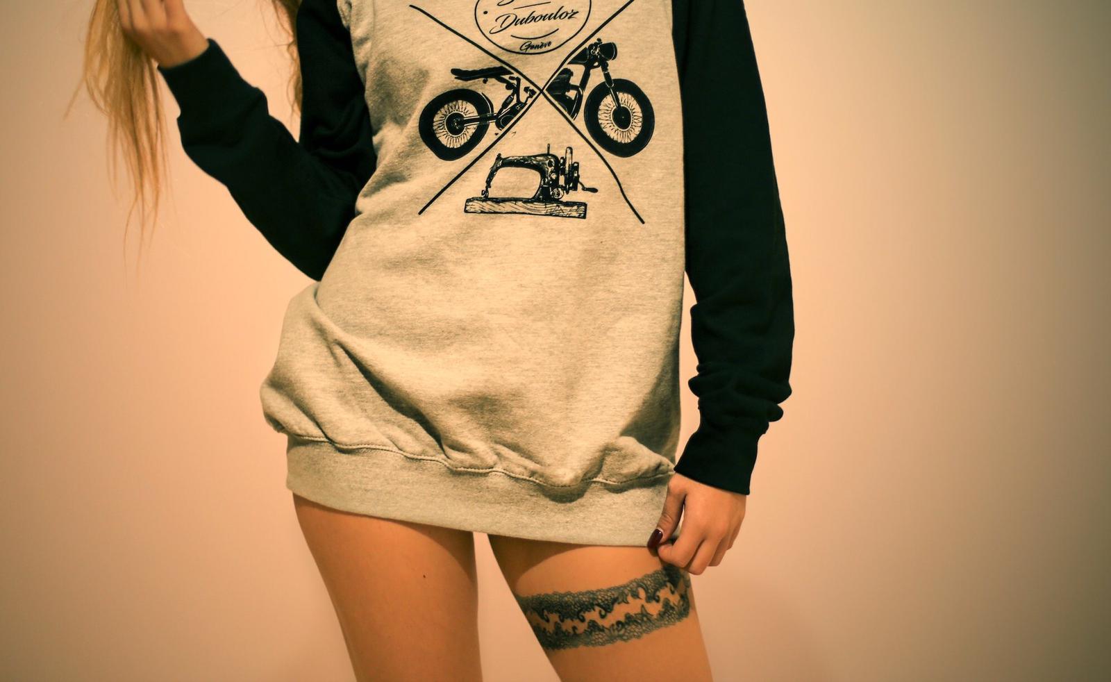 logo imprimé sur pull en noir et blanc sur modèle féminin