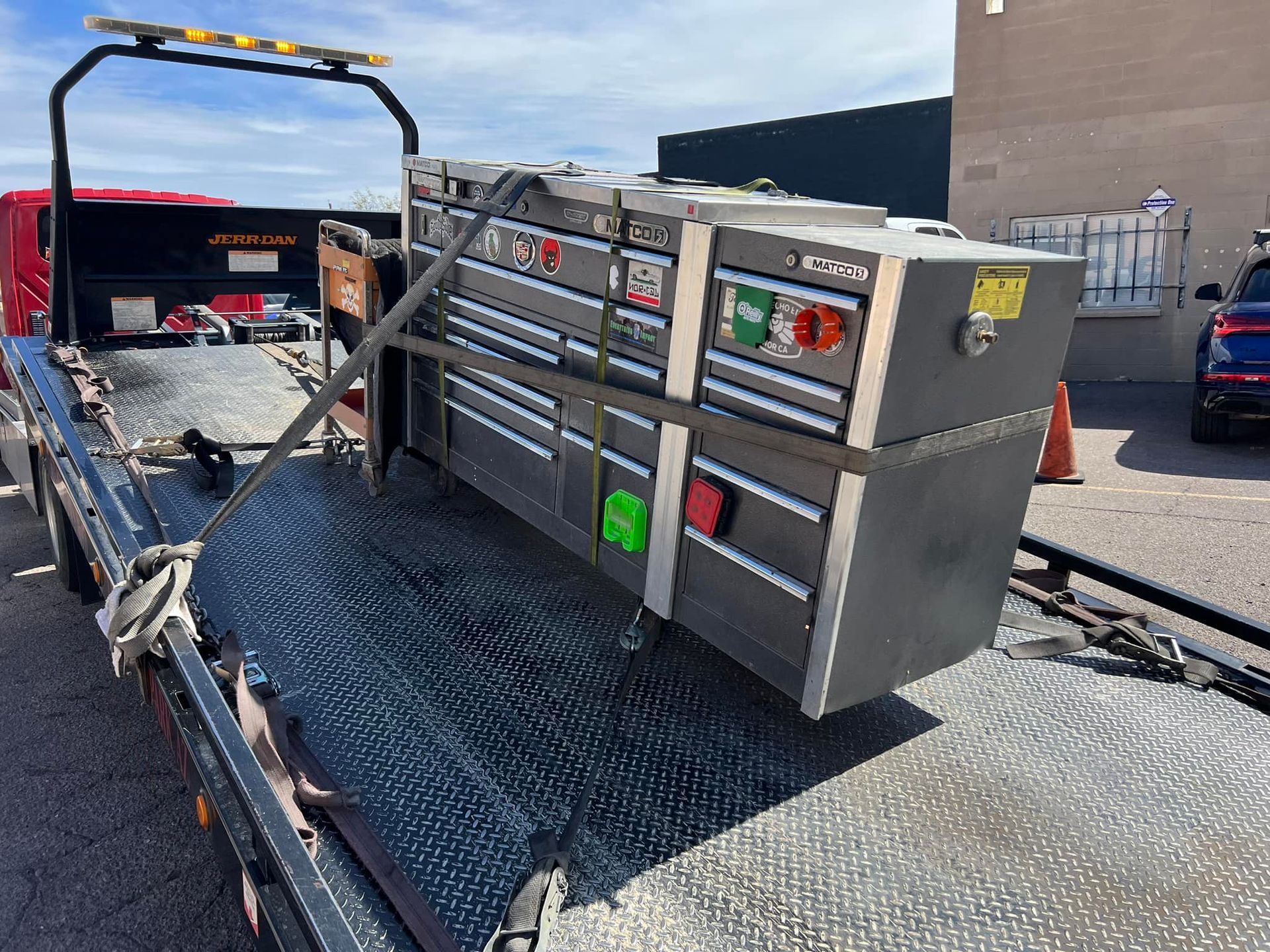 A toolbox is sitting on the back of a tow truck.