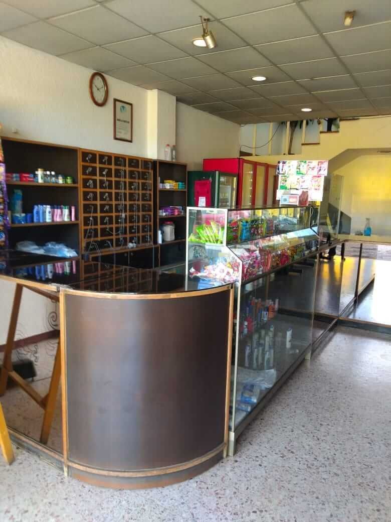 El interior de una tienda con mostrador y estantes.