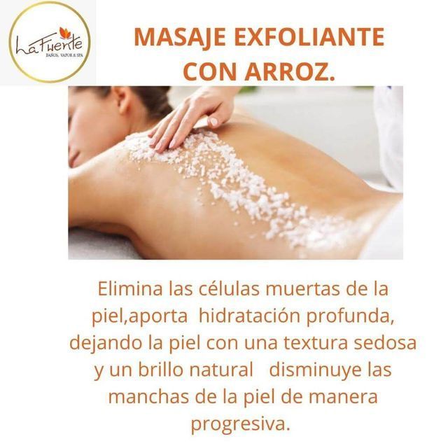 Una mujer está recibiendo un masaje con arroz en la espalda.