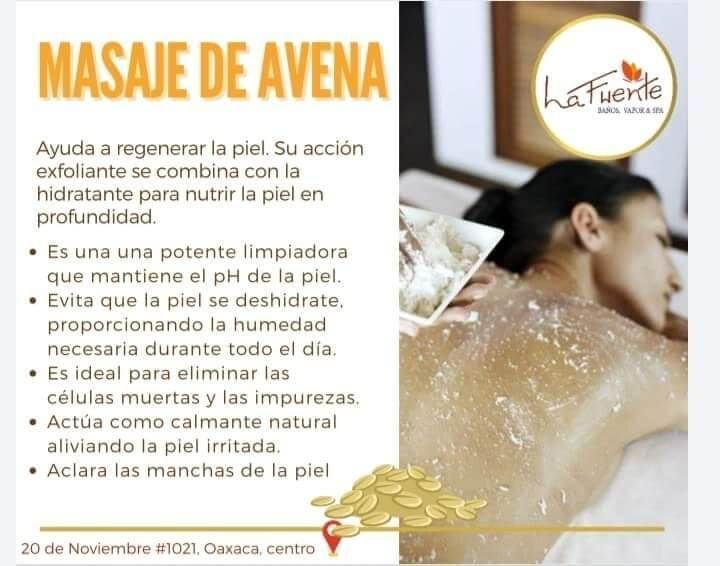 Una mujer está recibiendo un tratamiento de masaje de avena.