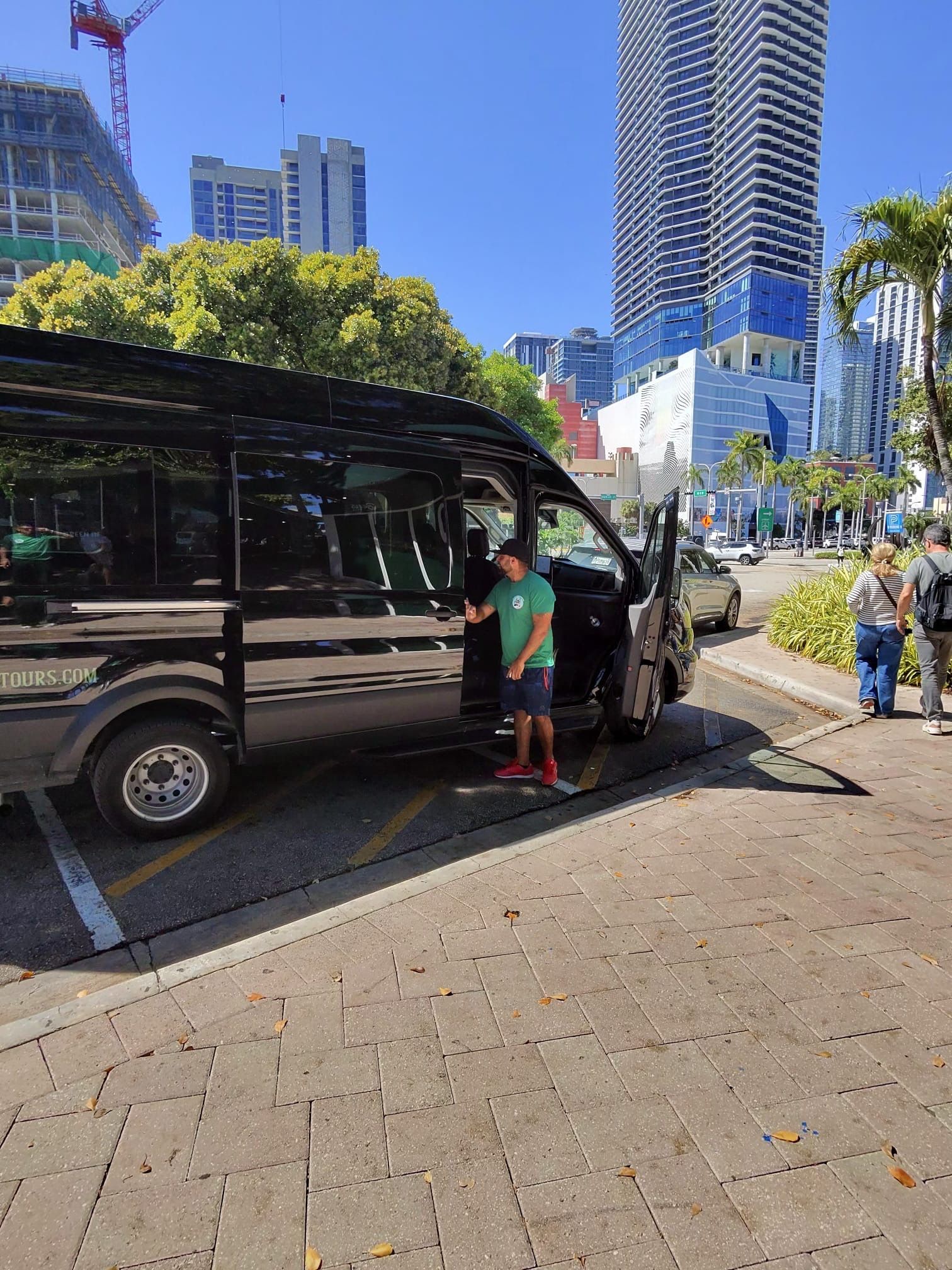 the Miami bus tours waiting for passengers to board the Miami City tour from Bayside 