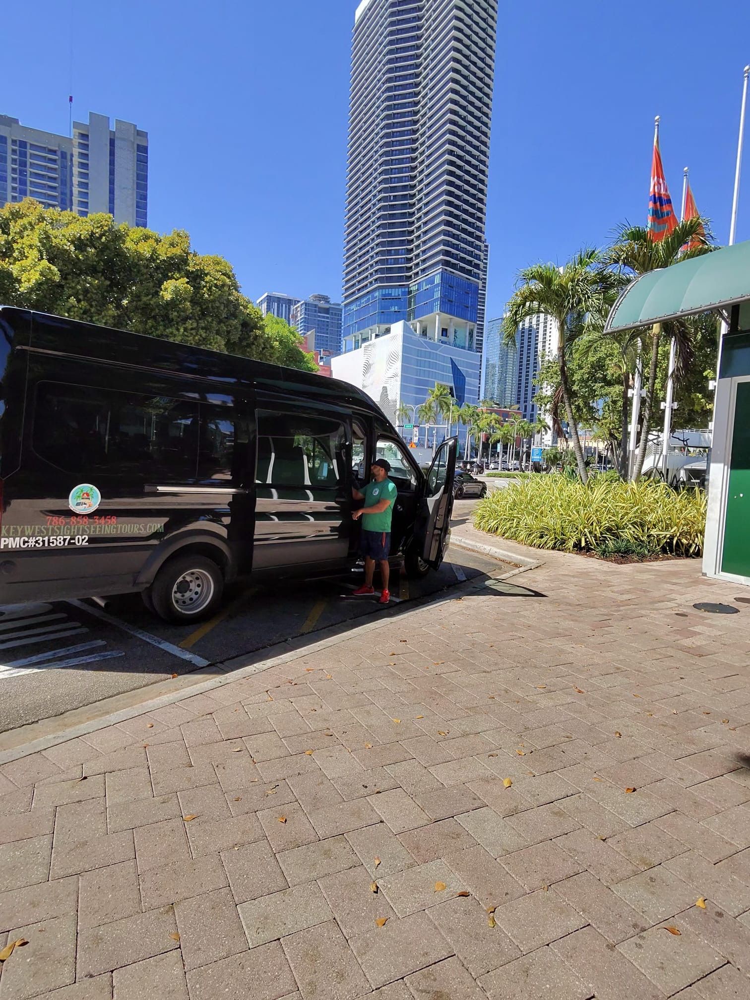 Bus tour in Miami in Bayside Marketplace