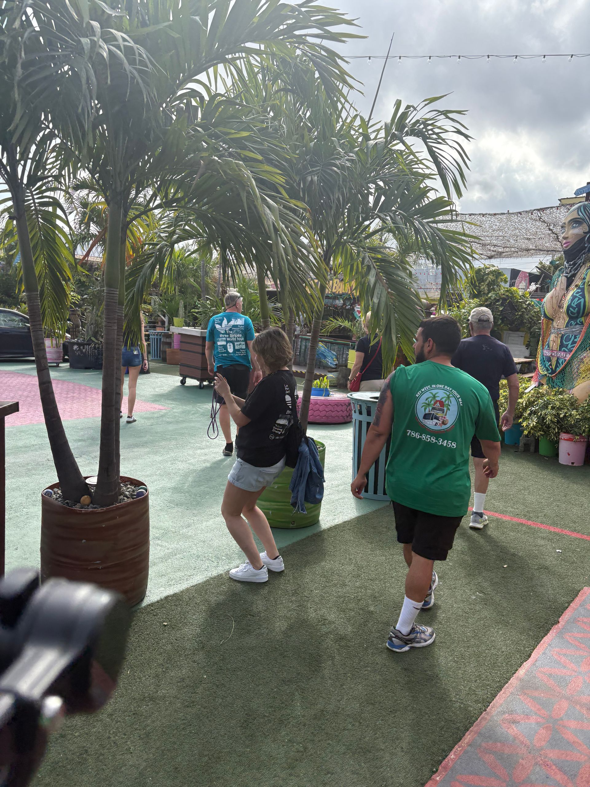 Turist walking in Wynwood Walls with tour guide on a Miami sightseeing walking tour