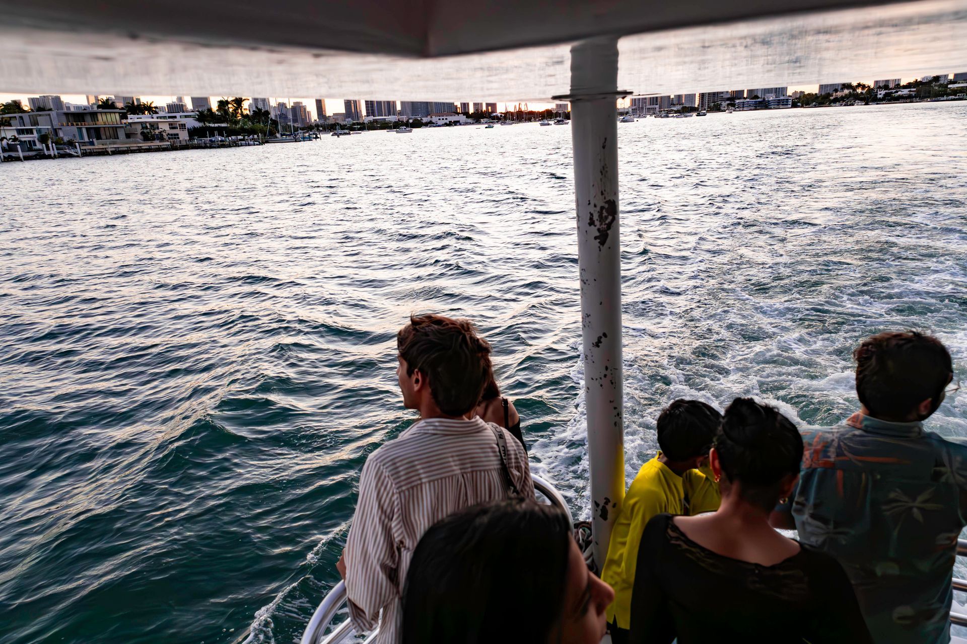 Passengers looking at the Mansions in Miami Star island part of the Miami Sightseeing Combo Tour 
