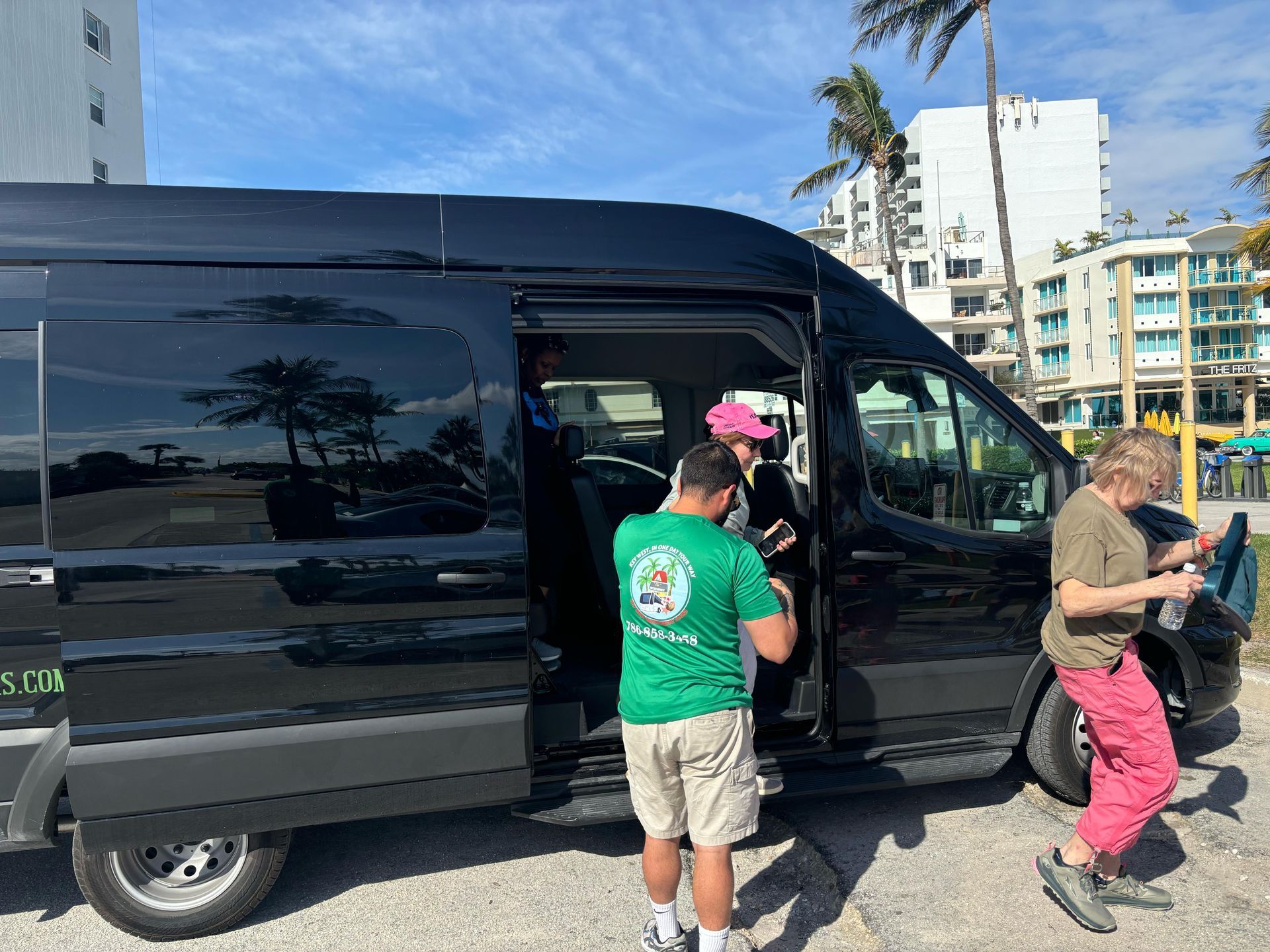 Turist getting of a Miami Sightseeing Bus 