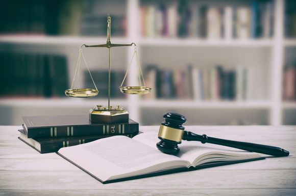 Un manuale di diritto e alcuni strumenti che caratterizzano l'attività legale