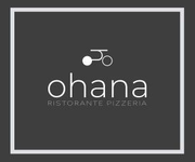 Logo di Ohana Ristorante Pizzeria: testo bianco su sfondo grigio scuro, con bordo quadrato bianco.
