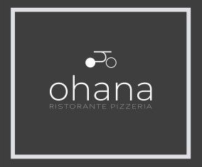 Logo di Ohana Ristorante Pizzeria: testo bianco su sfondo grigio scuro, con bordo quadrato bianco.