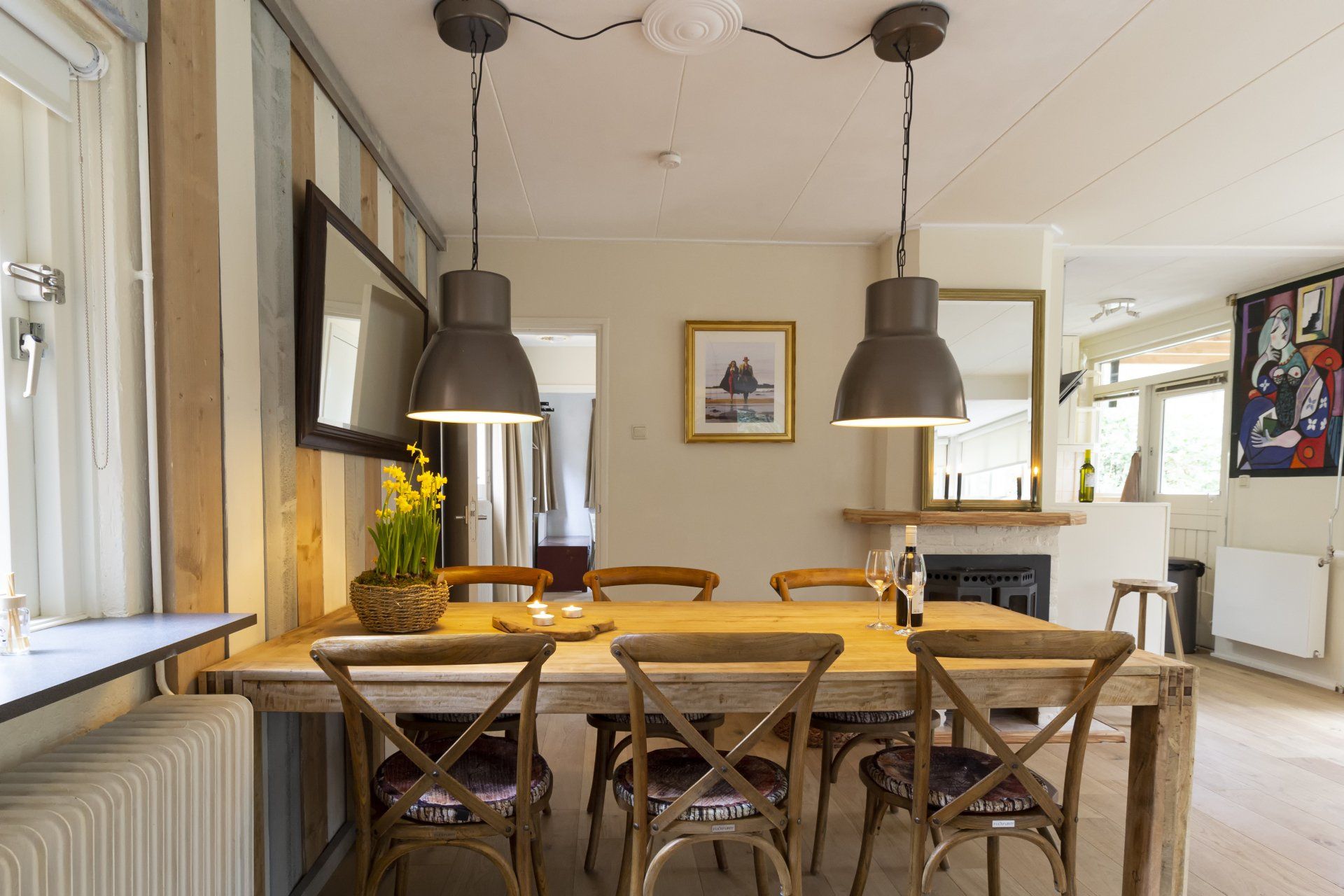 Stamtafel met zes stoelen een fijn licht boven de tafel.